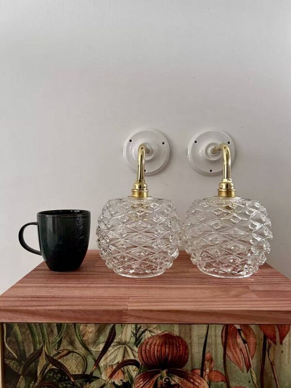 Paire d’appliques murales vintage en verre ciselé pomme de pin