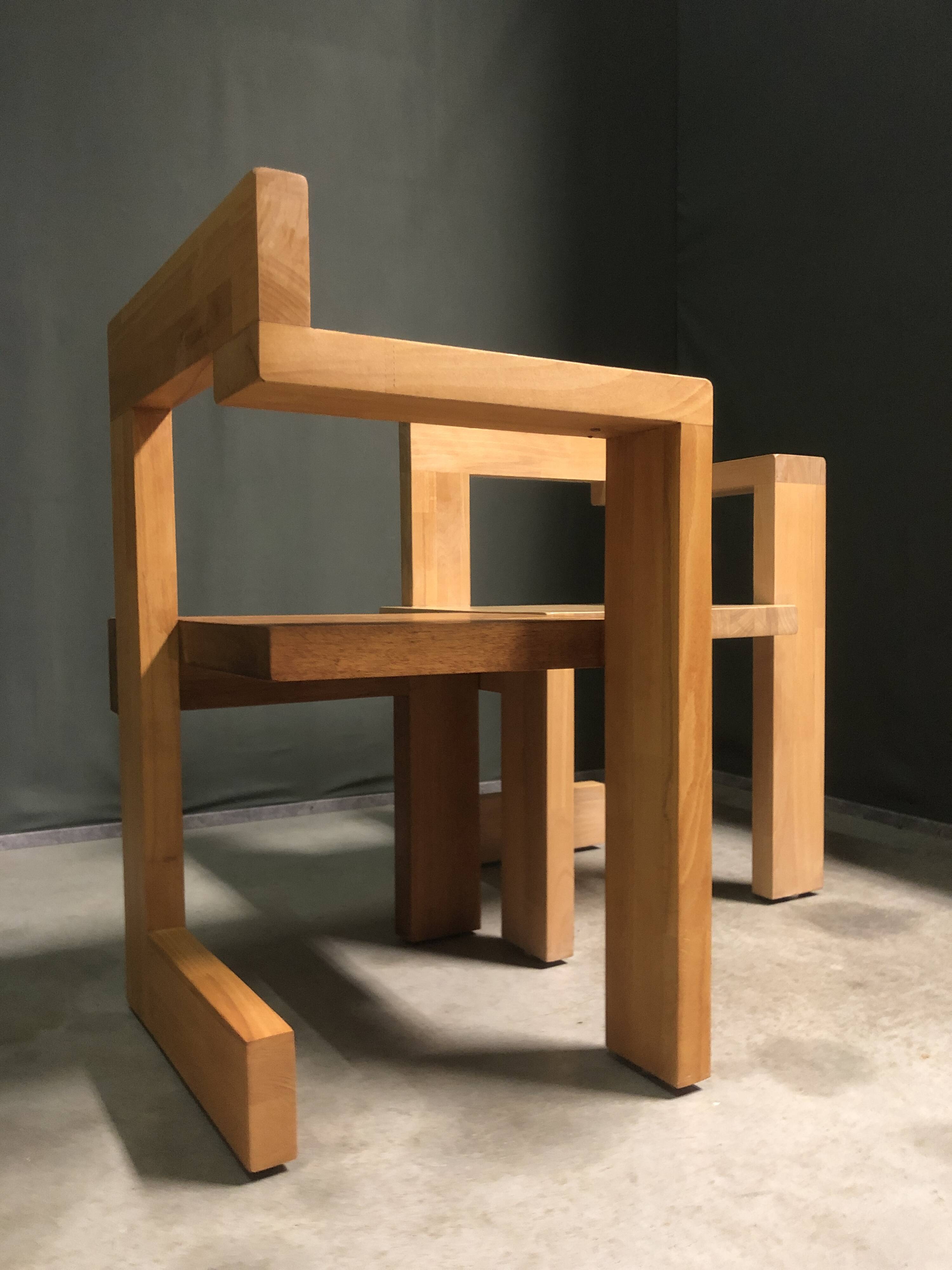 Une paire de Gerrit Rietveld de la chaise Steltman.