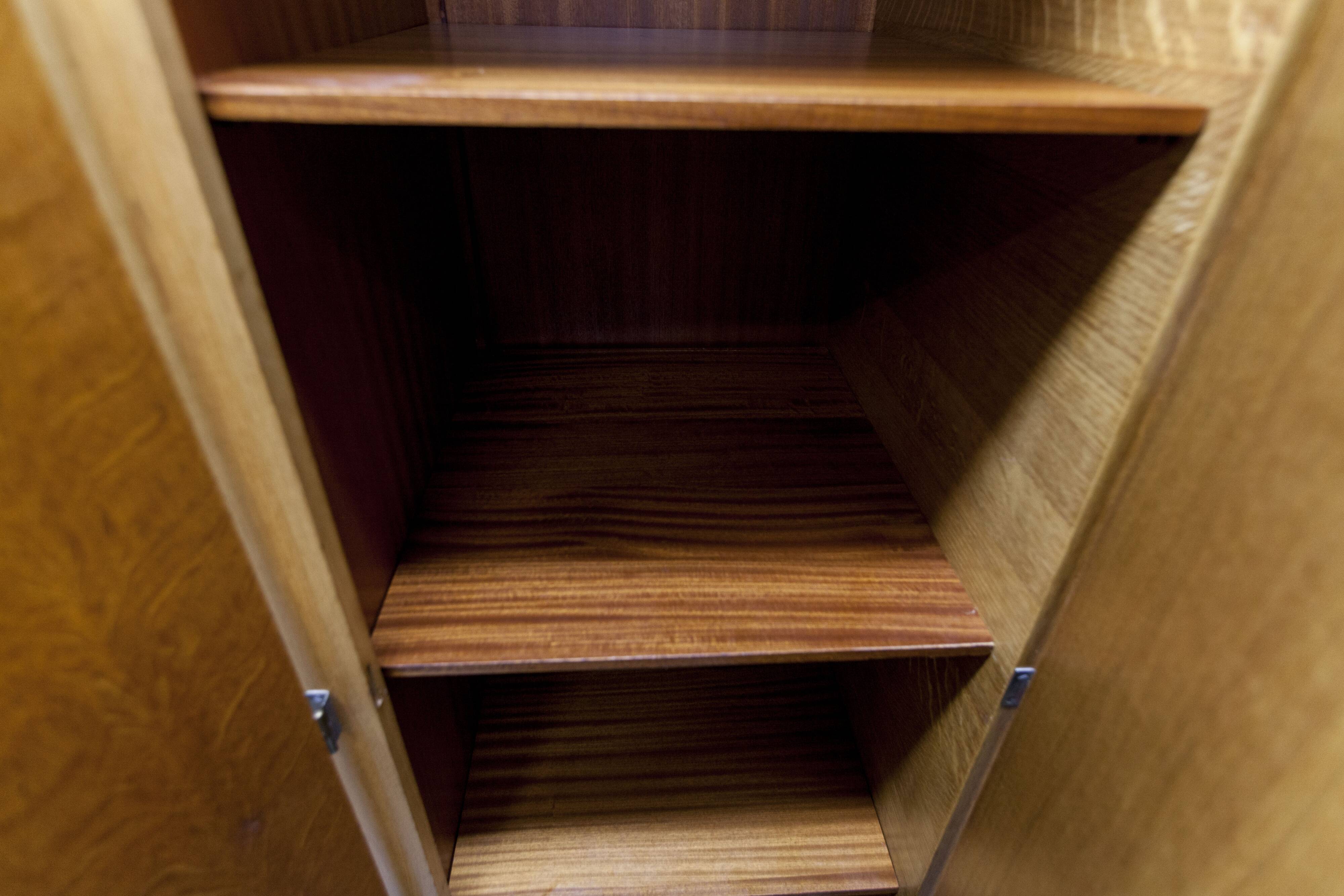 Armoire Française pieds compas 3 portes 1 miroir 27*130 et 1 t