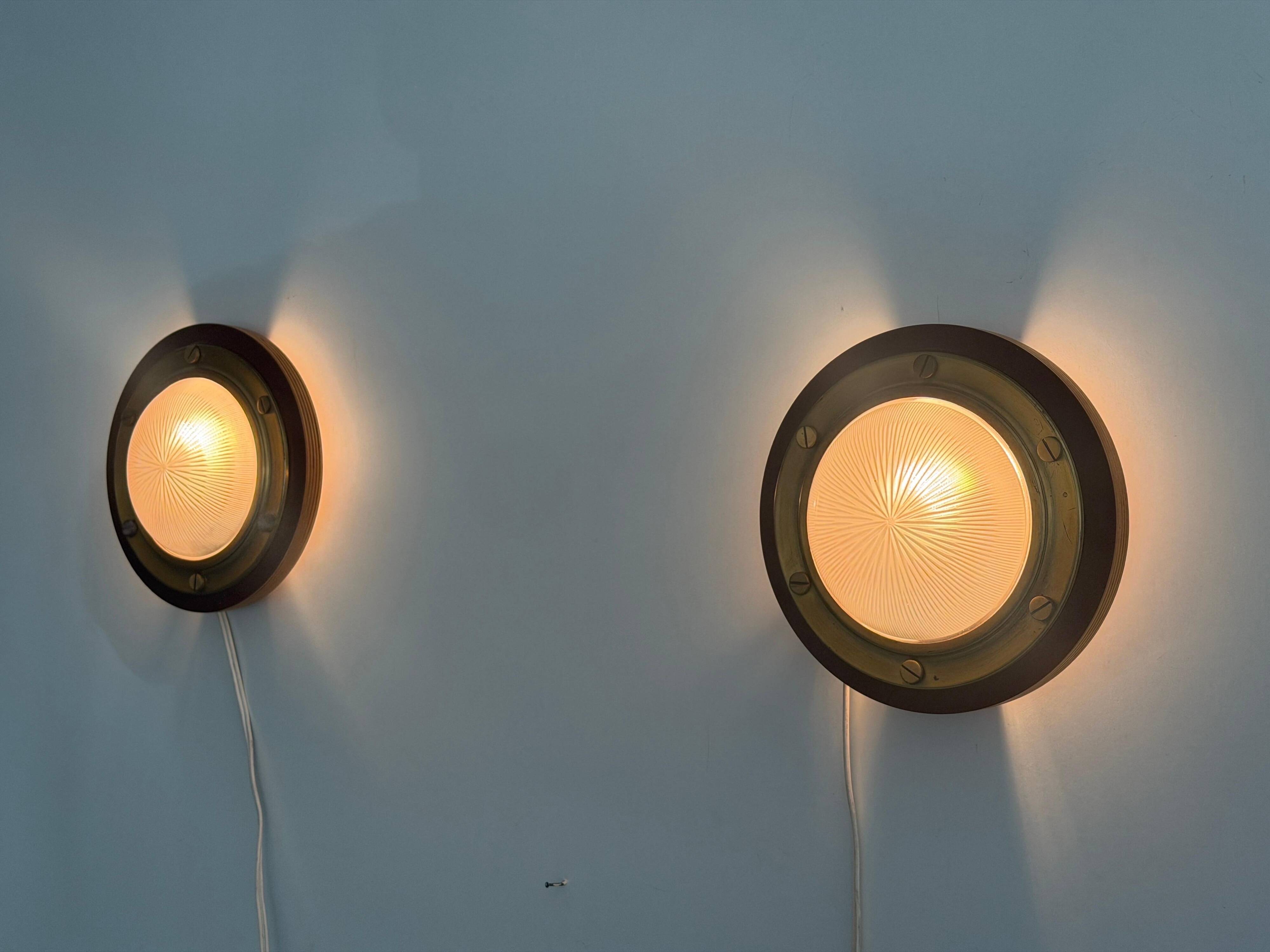 Pair of round glass wall lights, brass base and Wood Wood, 1960s, Italy.