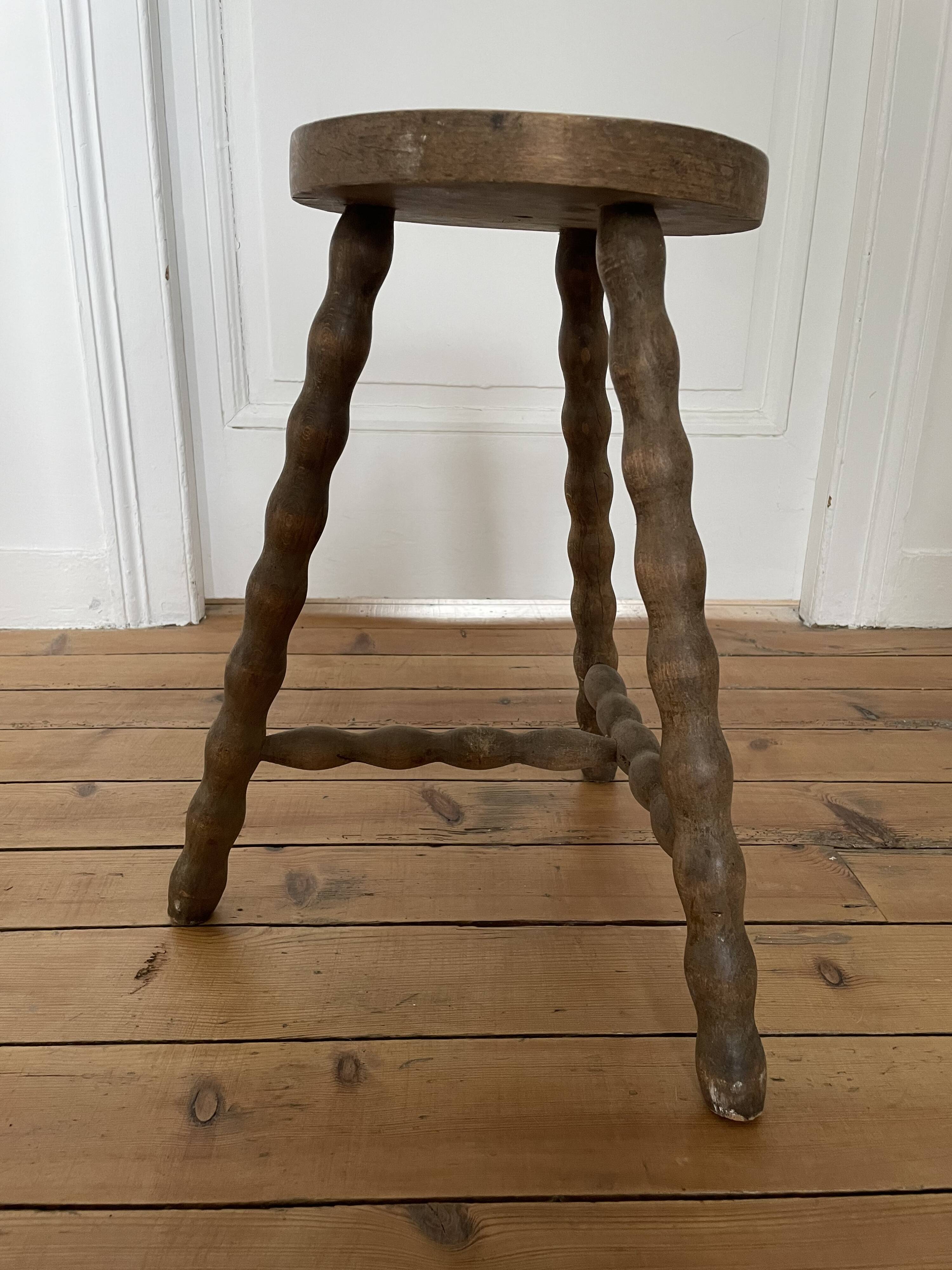 Tripod stool in solid wood, feet turned