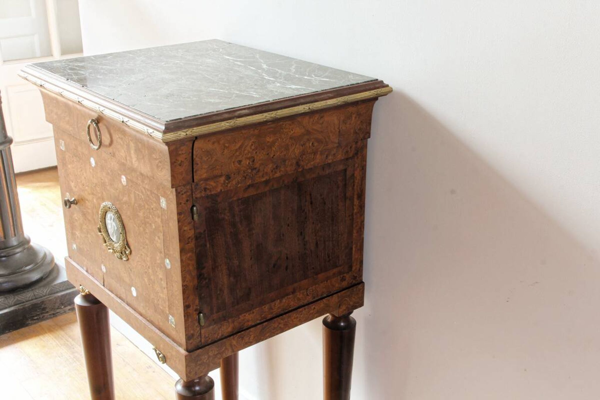 Table de chevet néoclassique, dans le goût anglais Regency Wedgewood