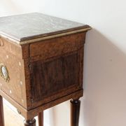 Table de chevet néoclassique, dans le goût anglais Regency Wedgewood