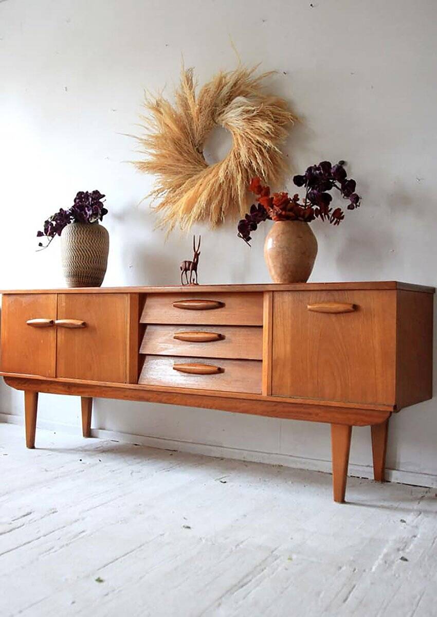 Enfilade Jentique in golden teak, brown wood, 1960s design large mid-century sideboard.