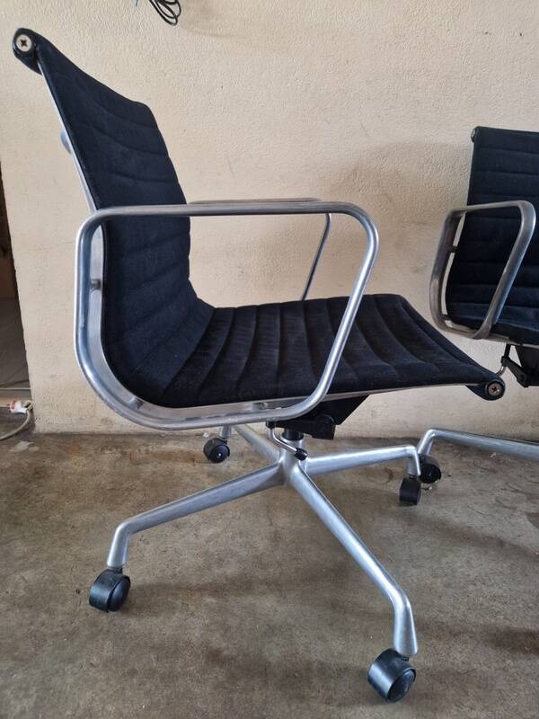 Charles and Ray Eames - Pair of office chairs - model EA117 - Vitra