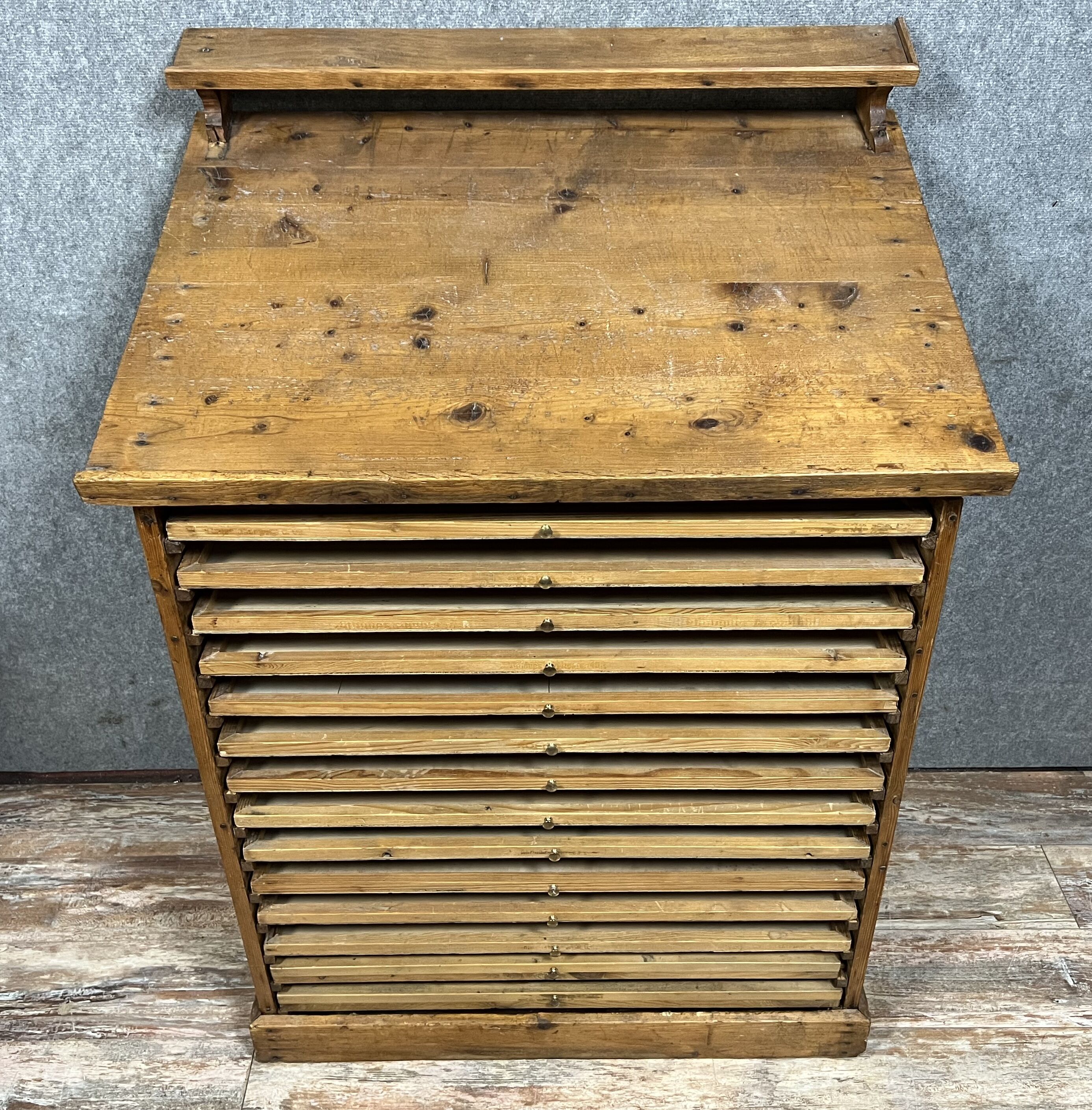 Trade furniture for printer with writing tray in inclined plane around 1900