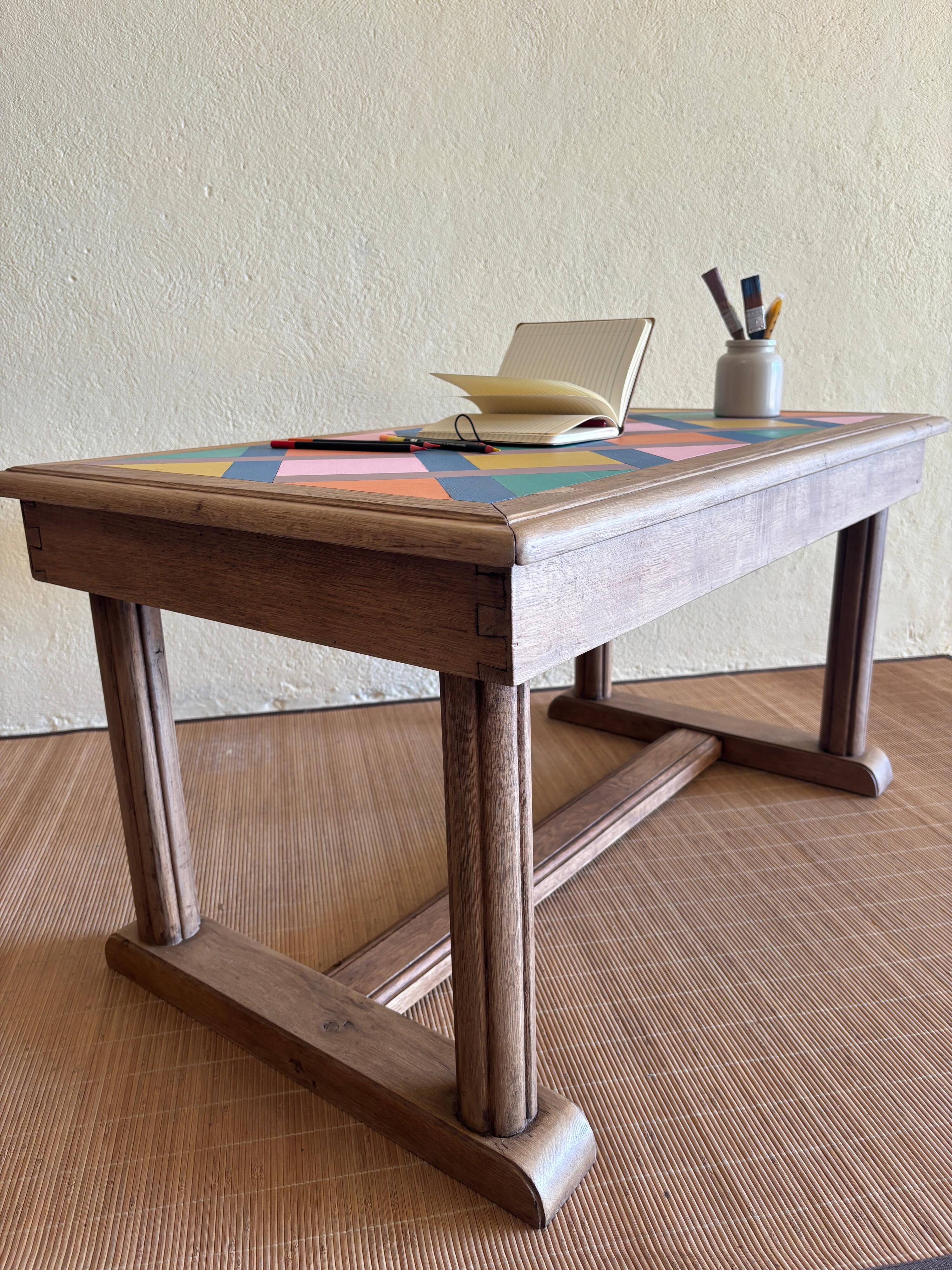 Table basse en bois revisitée - plateau géométrique coloré