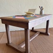 Table basse en bois revisitée - plateau géométrique coloré