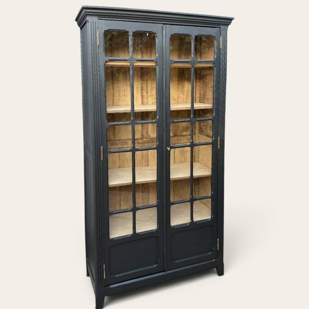 Armoire parisienne noire vitrée rénovée