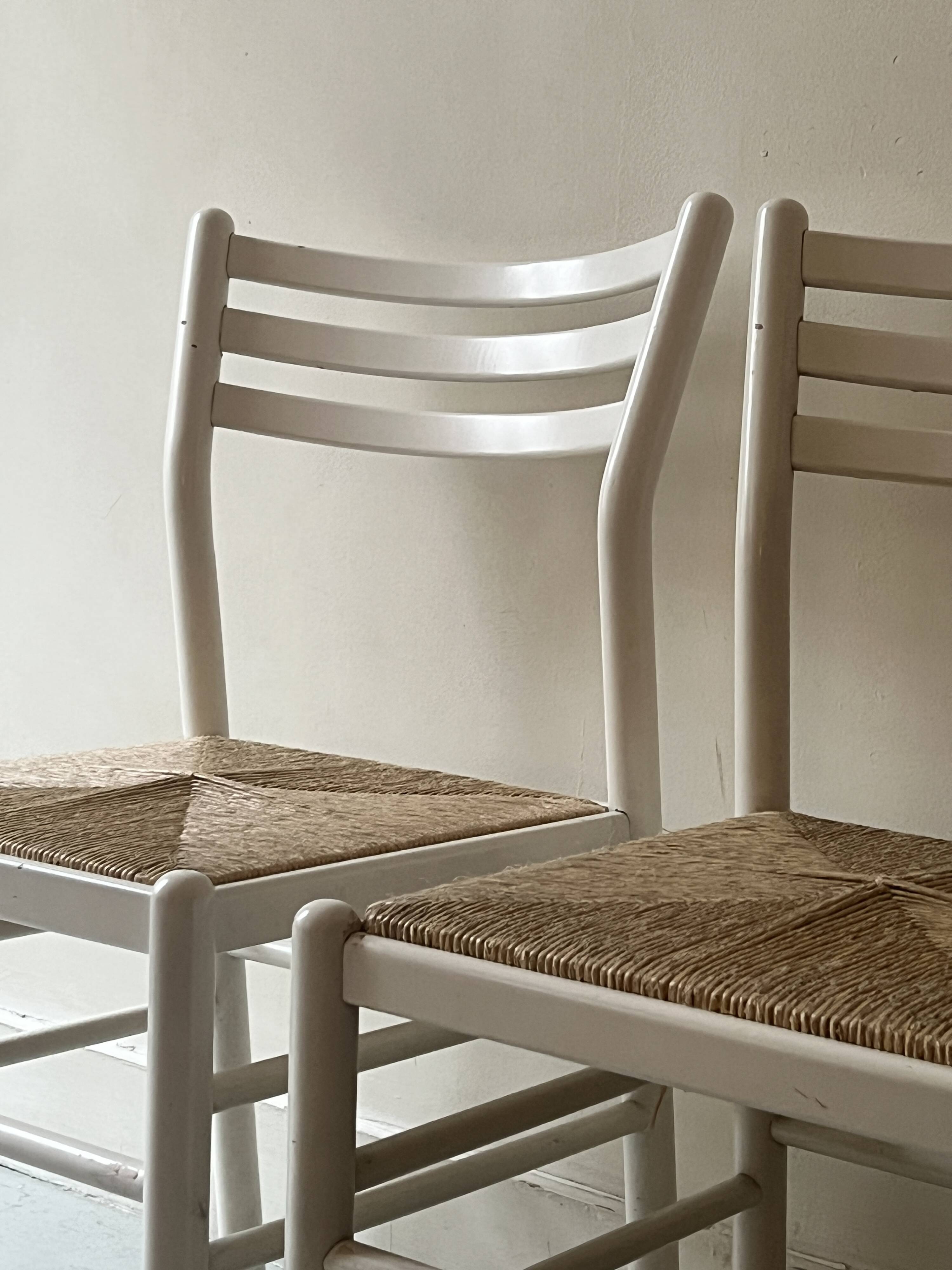 Paire de chaises vintage en bois blanc et paille