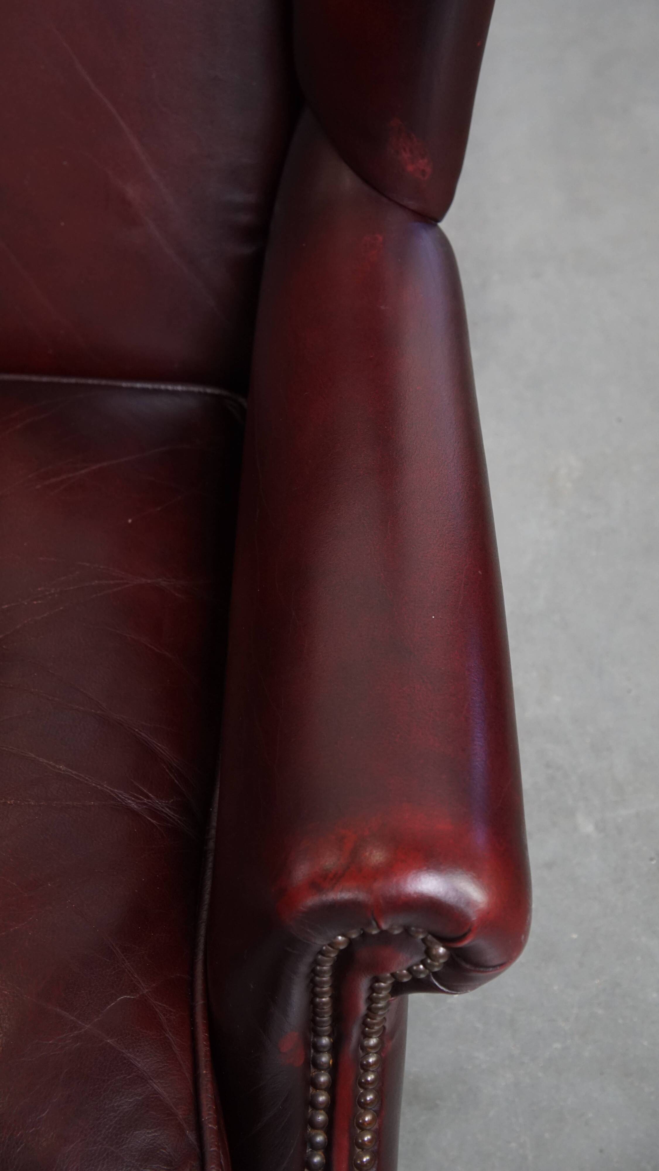 Ensemble de 2 fauteuils à oreilles en cuir de vachette + pouf de style anglais