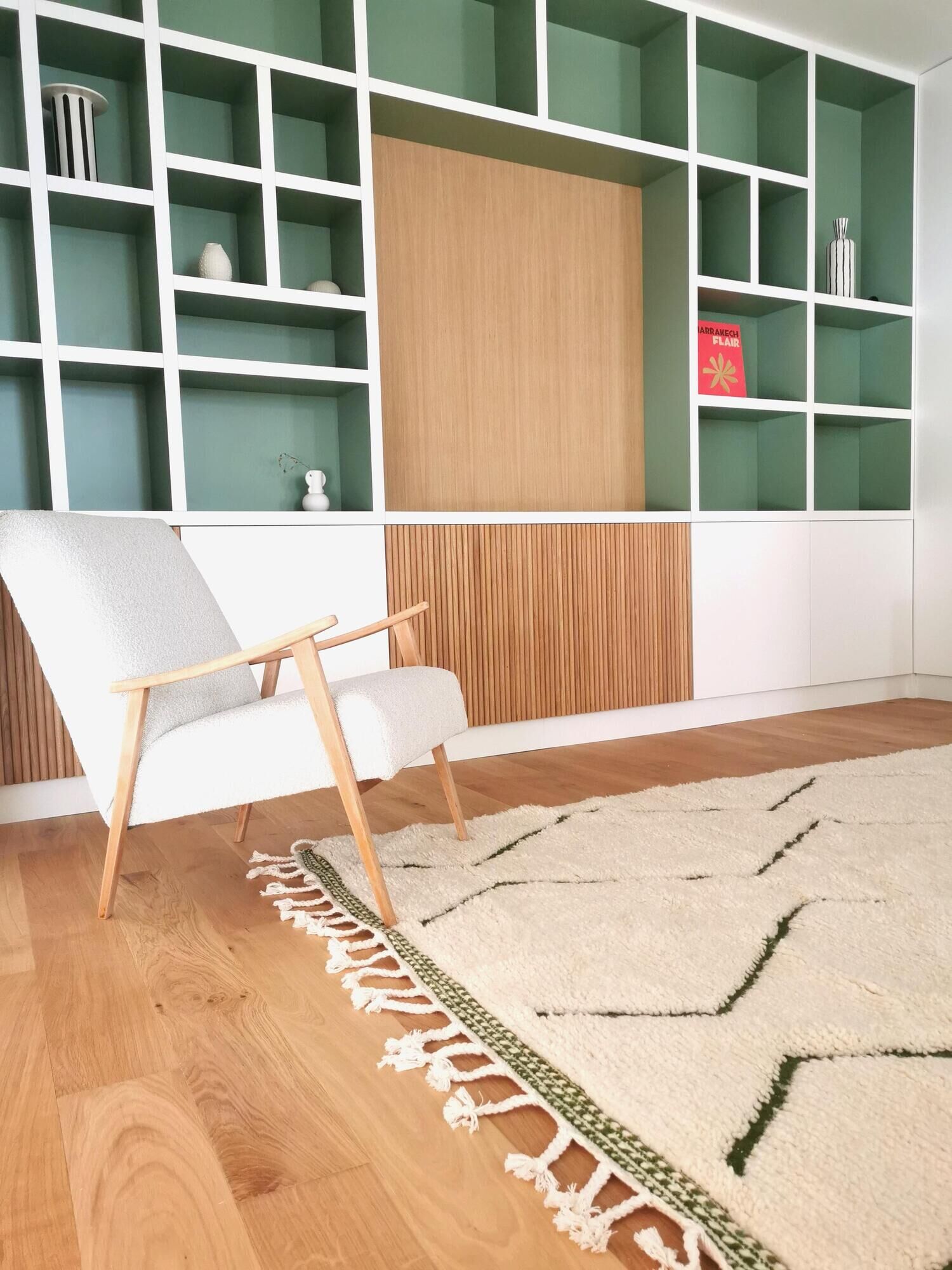 Magnificent Berber carpet Béni Ouarain green and white with diamonds and braided border