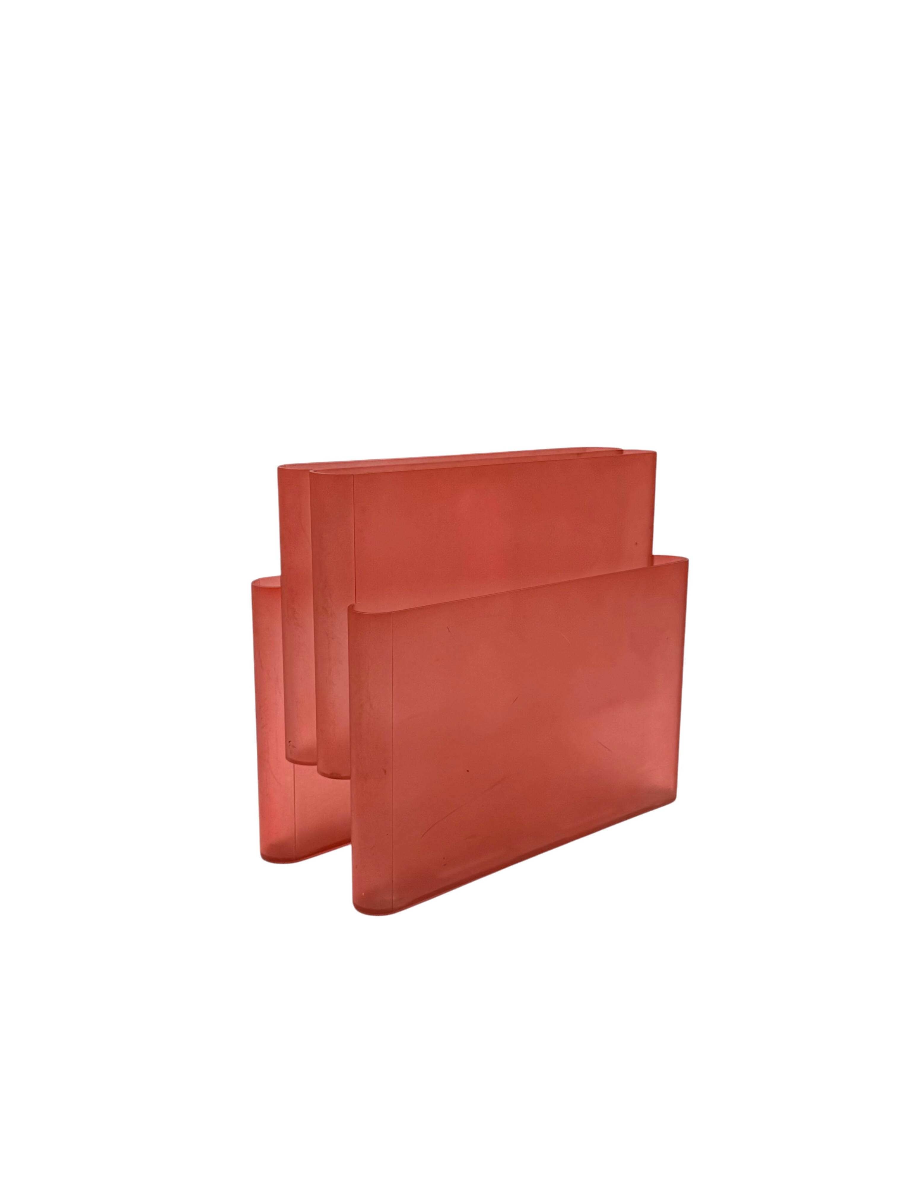 Space age pink plastic magazine rack, Giotto Stoppino, Kartell 1970s