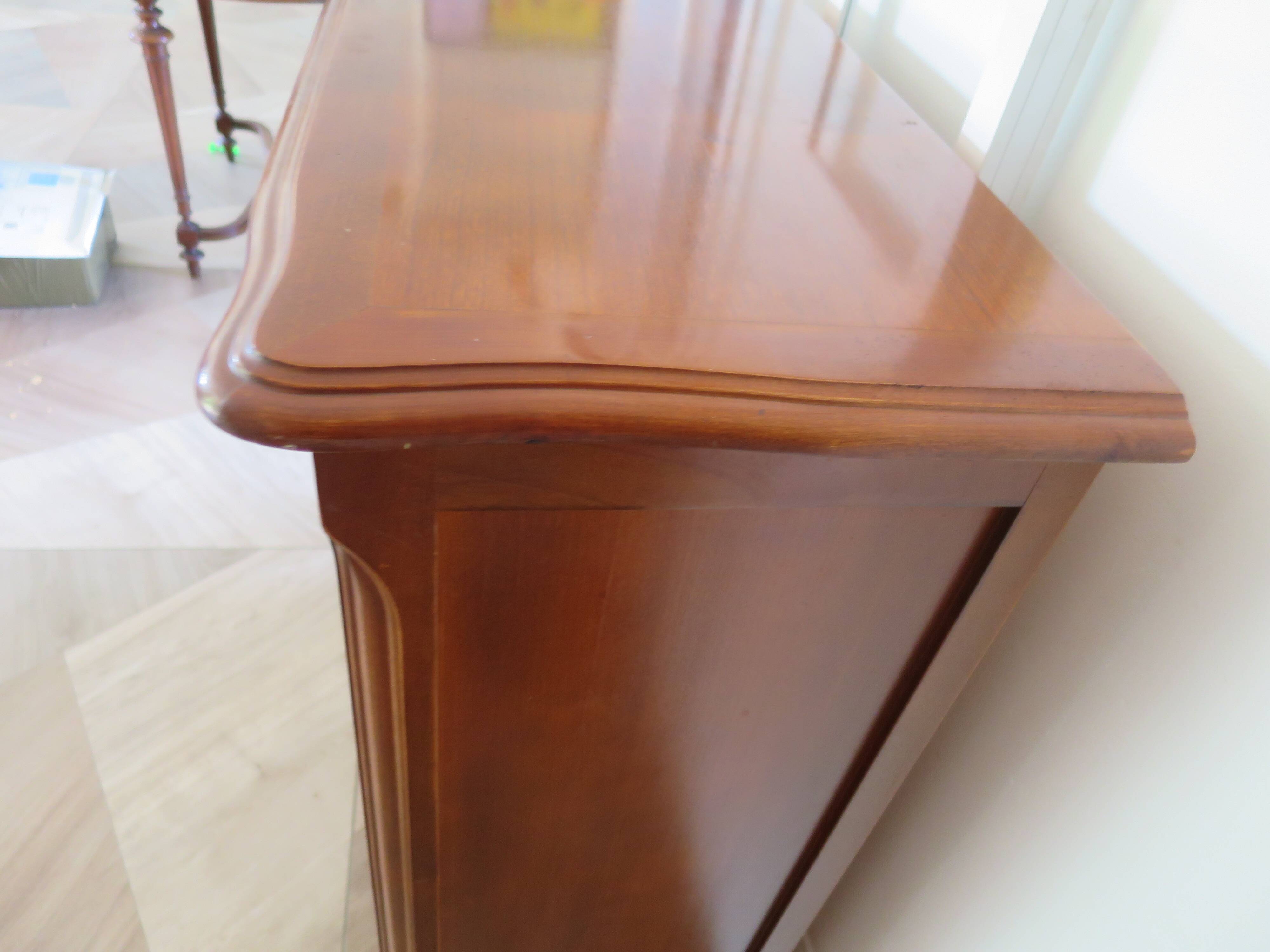 Beau bibus en merisier - 3 niveaux -Tablettes ajustables -Style Louis XV