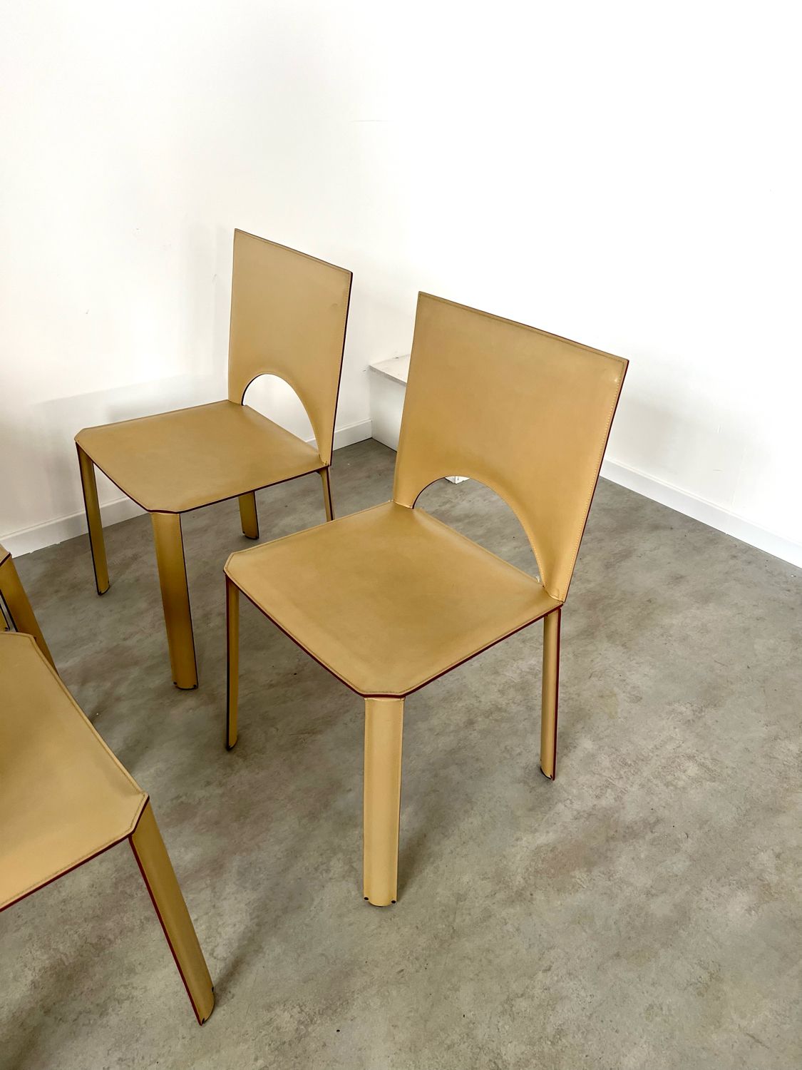 Lot 4 chairs all leather cream design 70s/80s Italy vintage