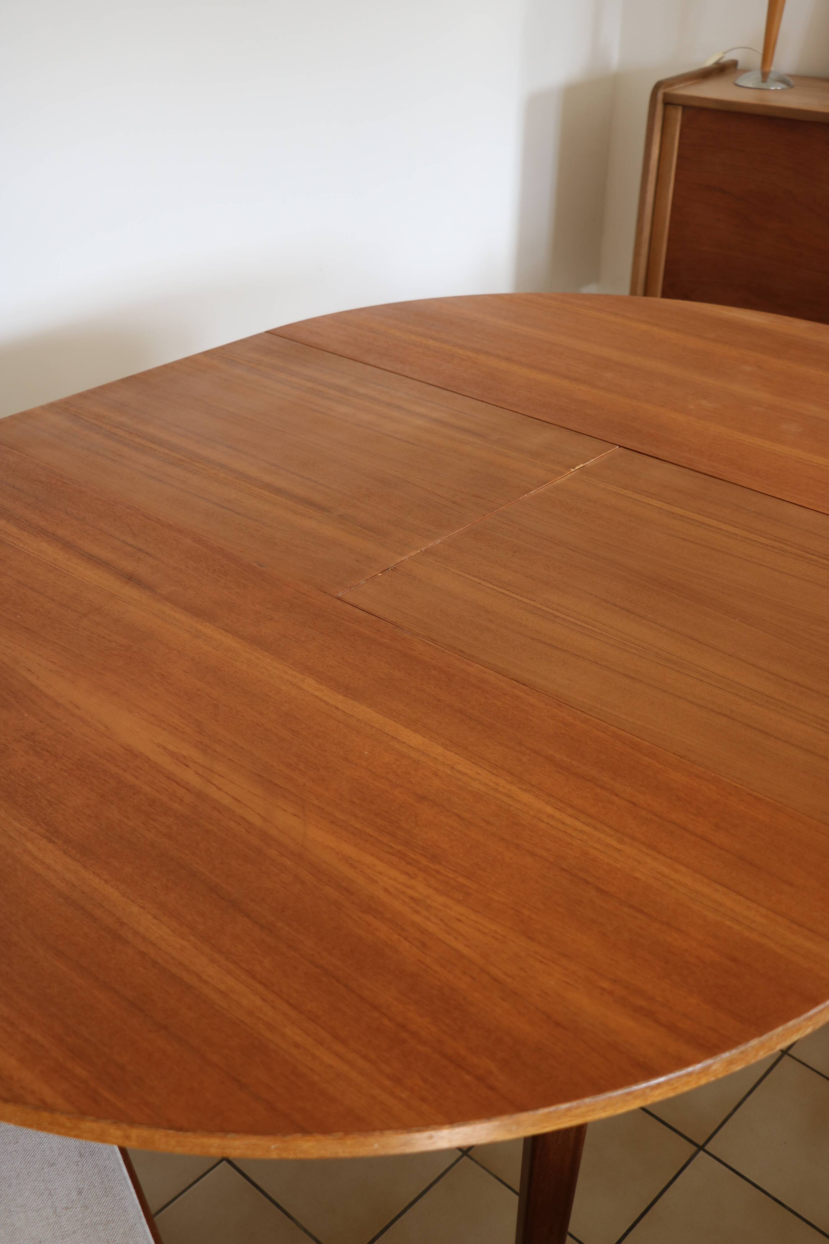 Extendable round table with butterfly extension system