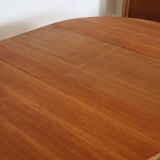 Extendable round table with butterfly extension system