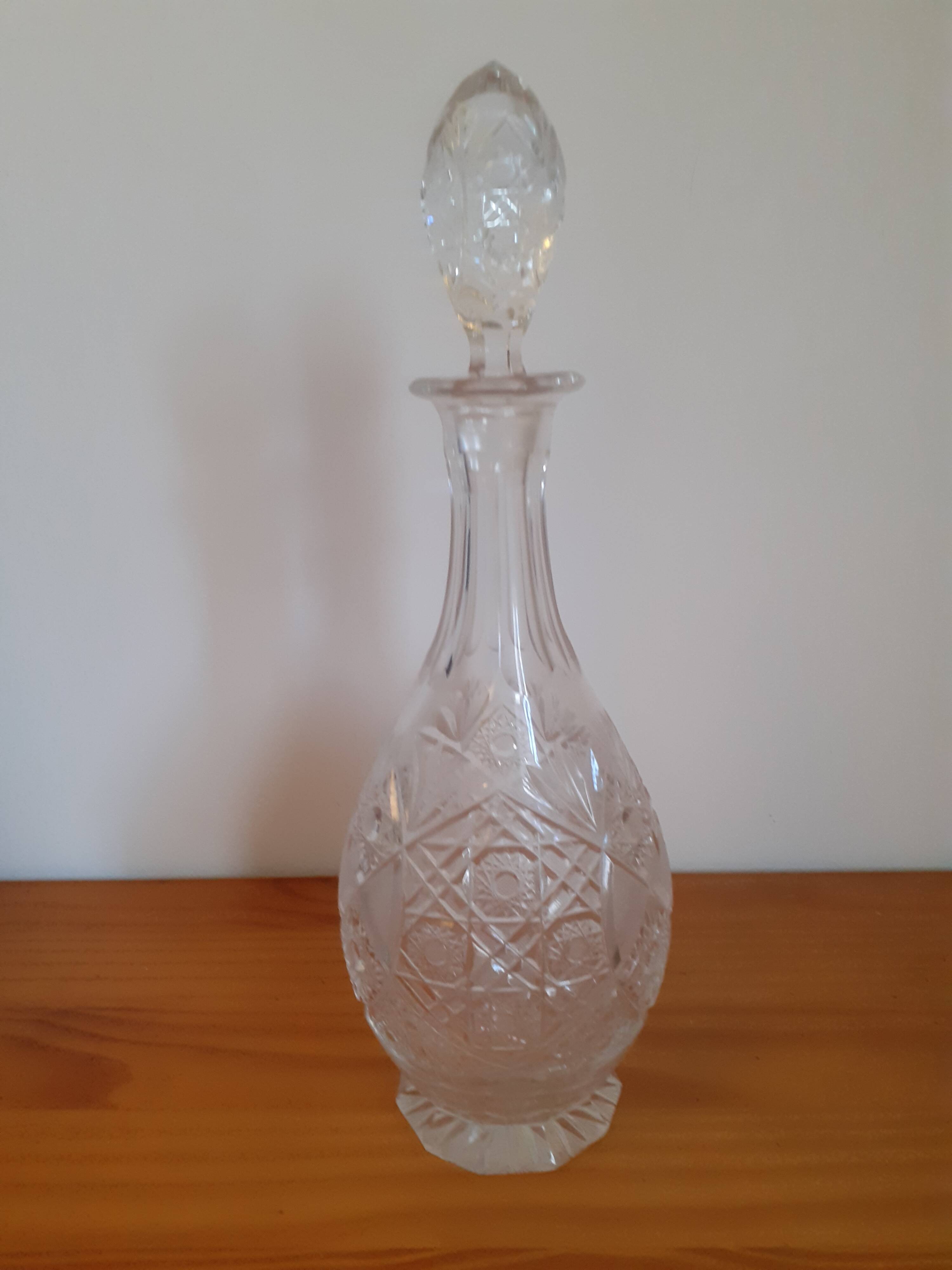 Carafe en cristal taillé de bohème, très beau bouchon