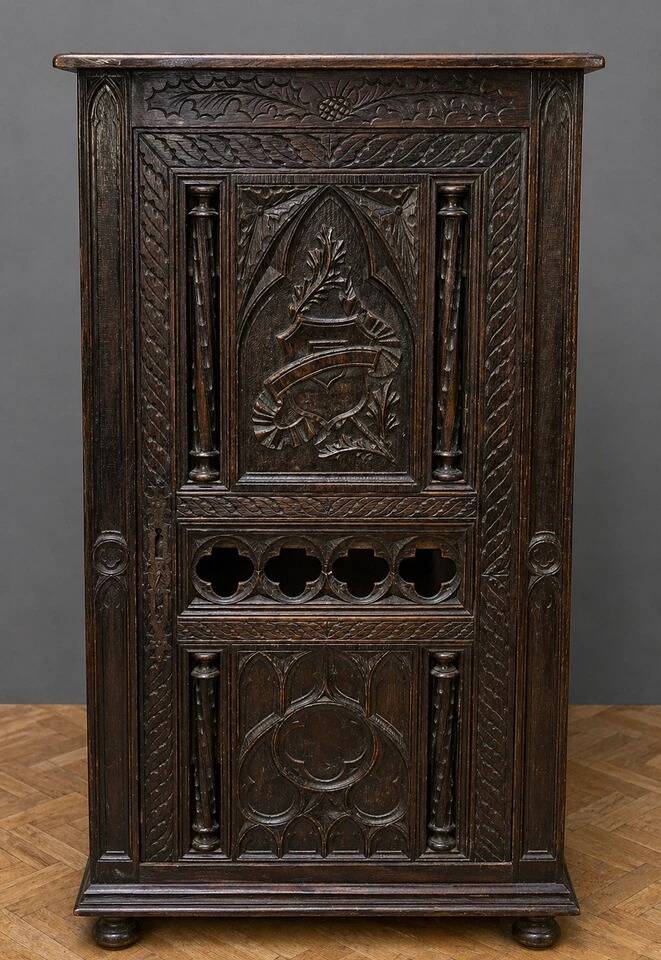 Cabinet en chêne richement sculpté, d’inspiration gothique, datant du XIXe