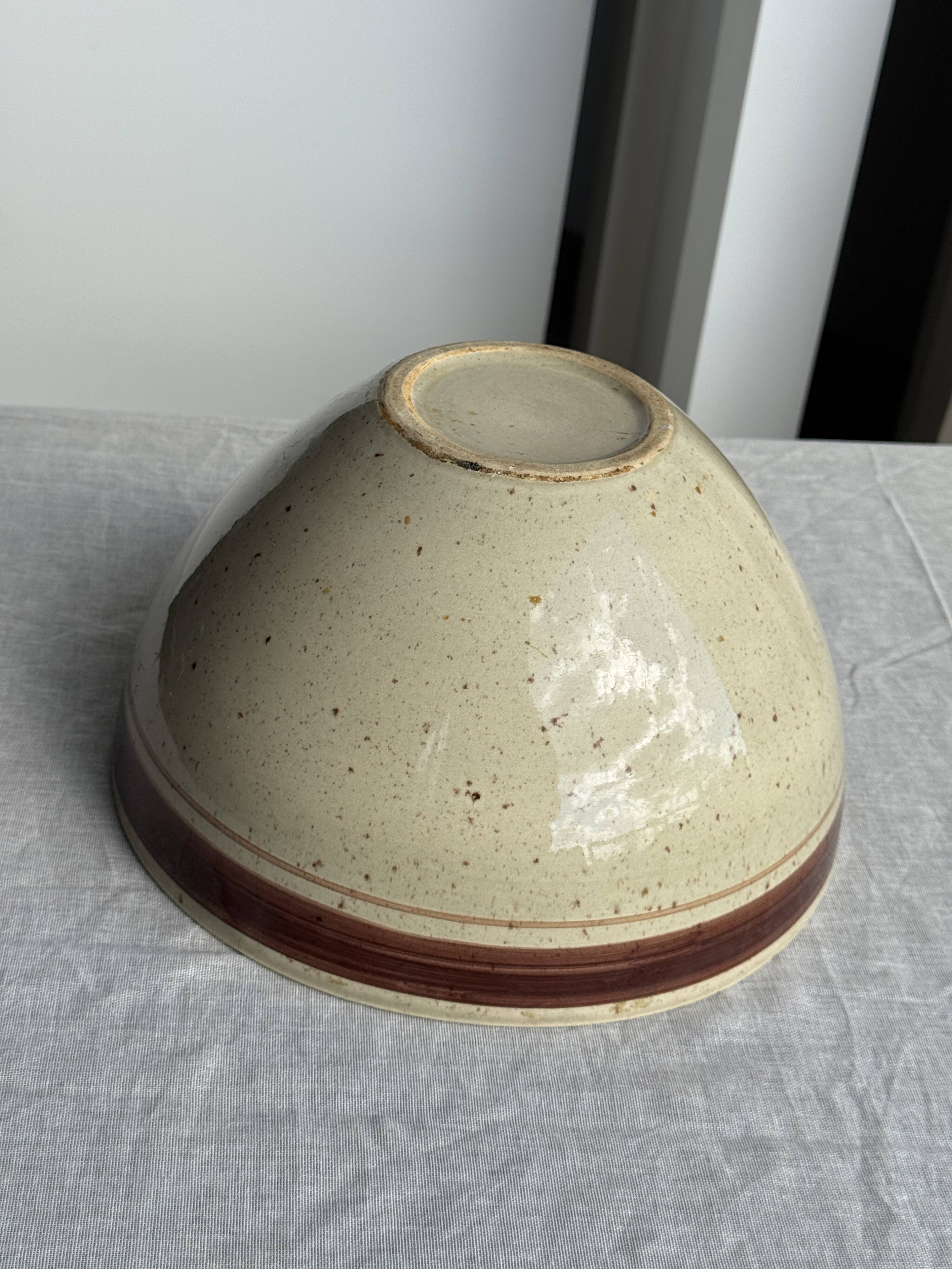 Large speckled beige salad bowl with ochre trim H14 D25