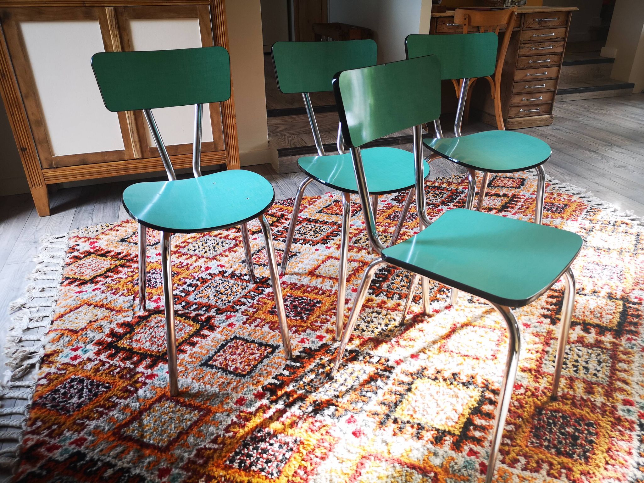 Ensemble de table extensible en formica et 4 chaises
