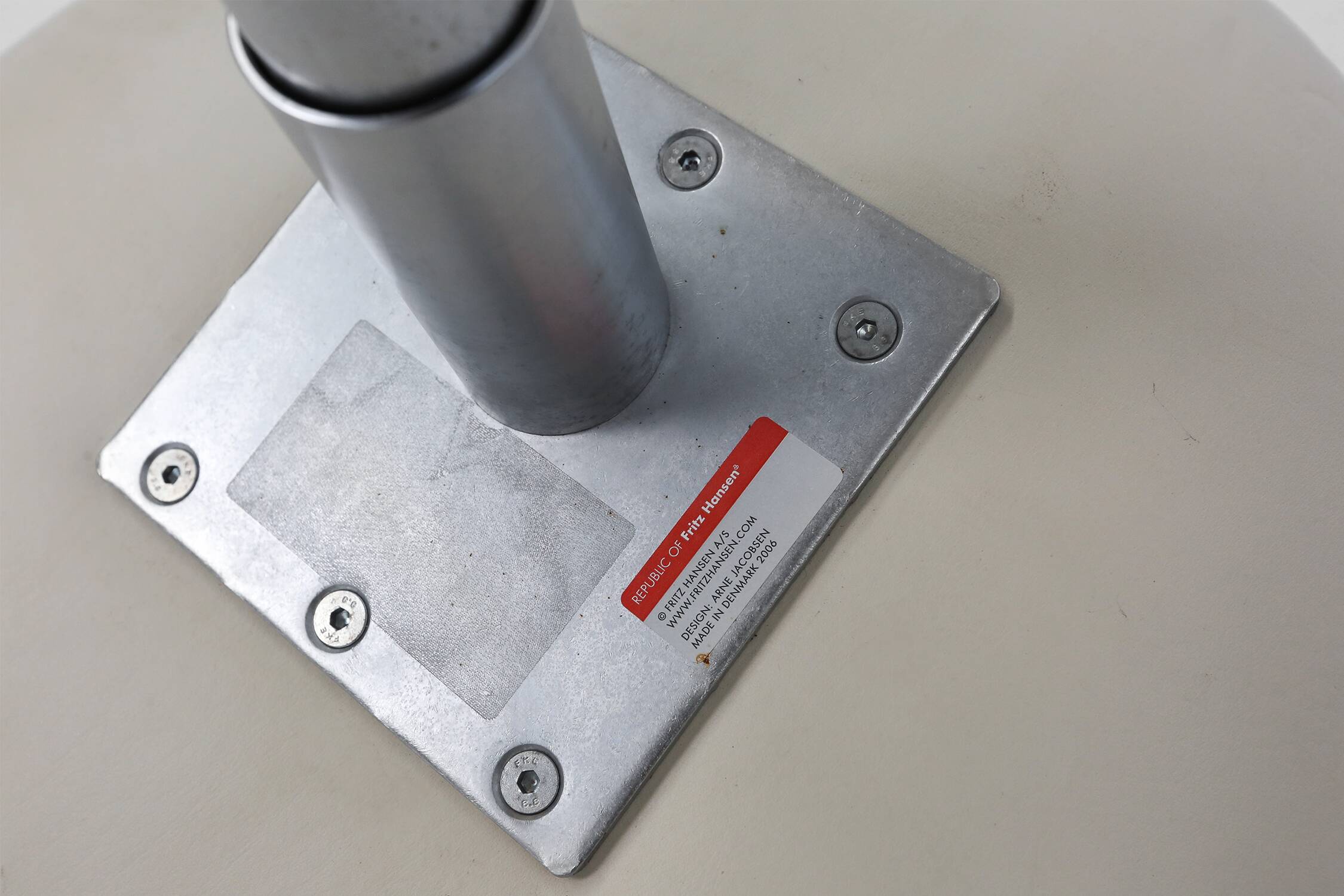 Set of two leather Swan chairs by Arne Jacobsen for Fritz Hansen