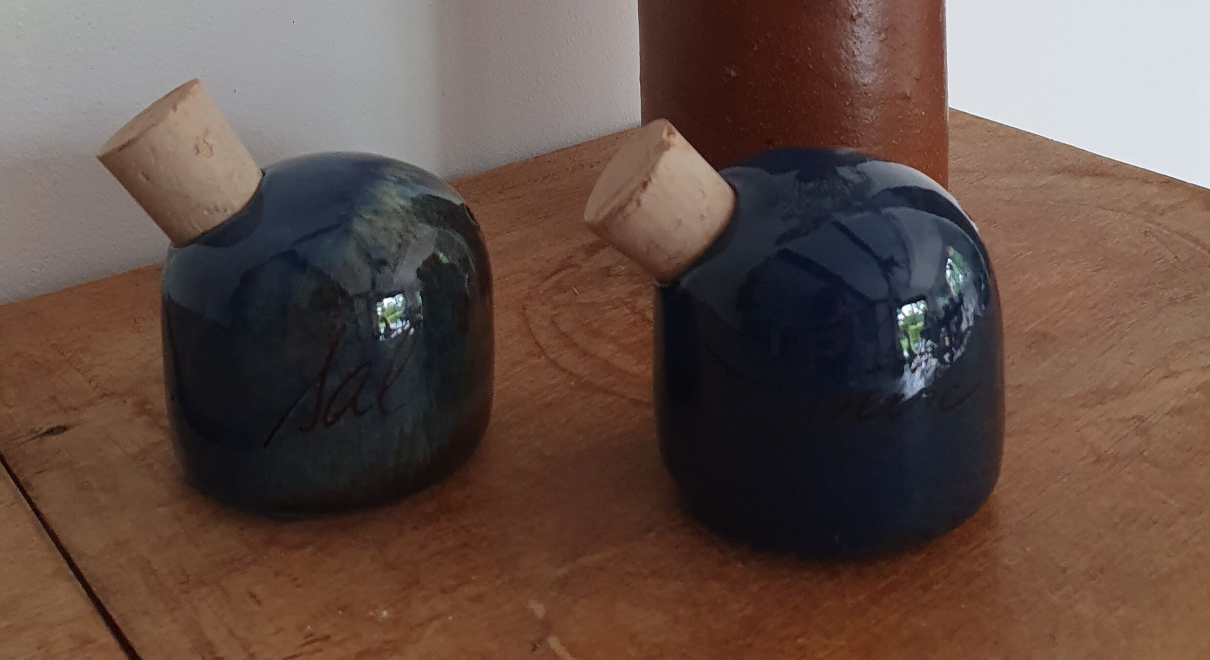 Salt and ceramic pepper service