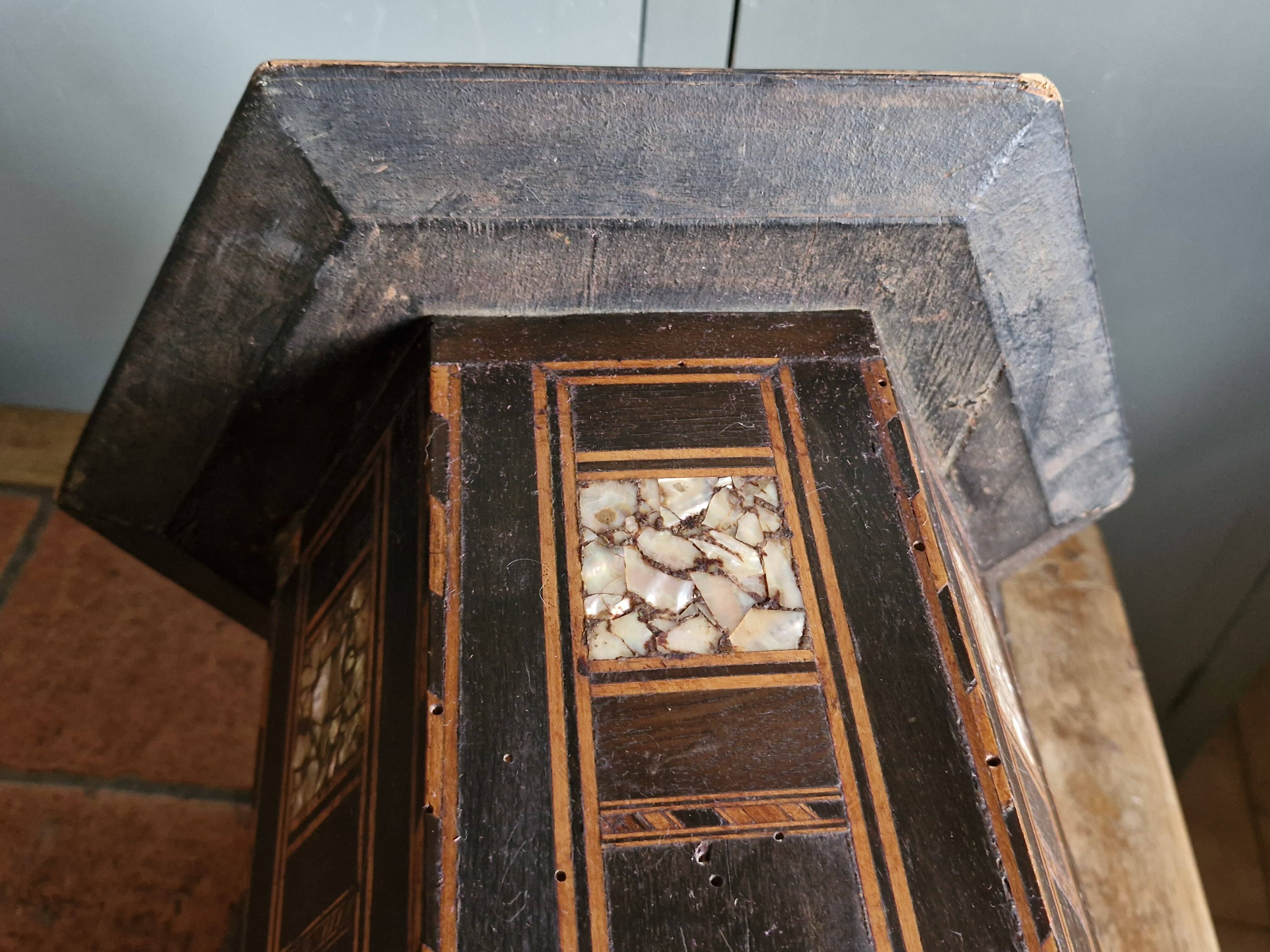 Antique octagonal table with mother-of-pearl inlays - Syria or Egypt