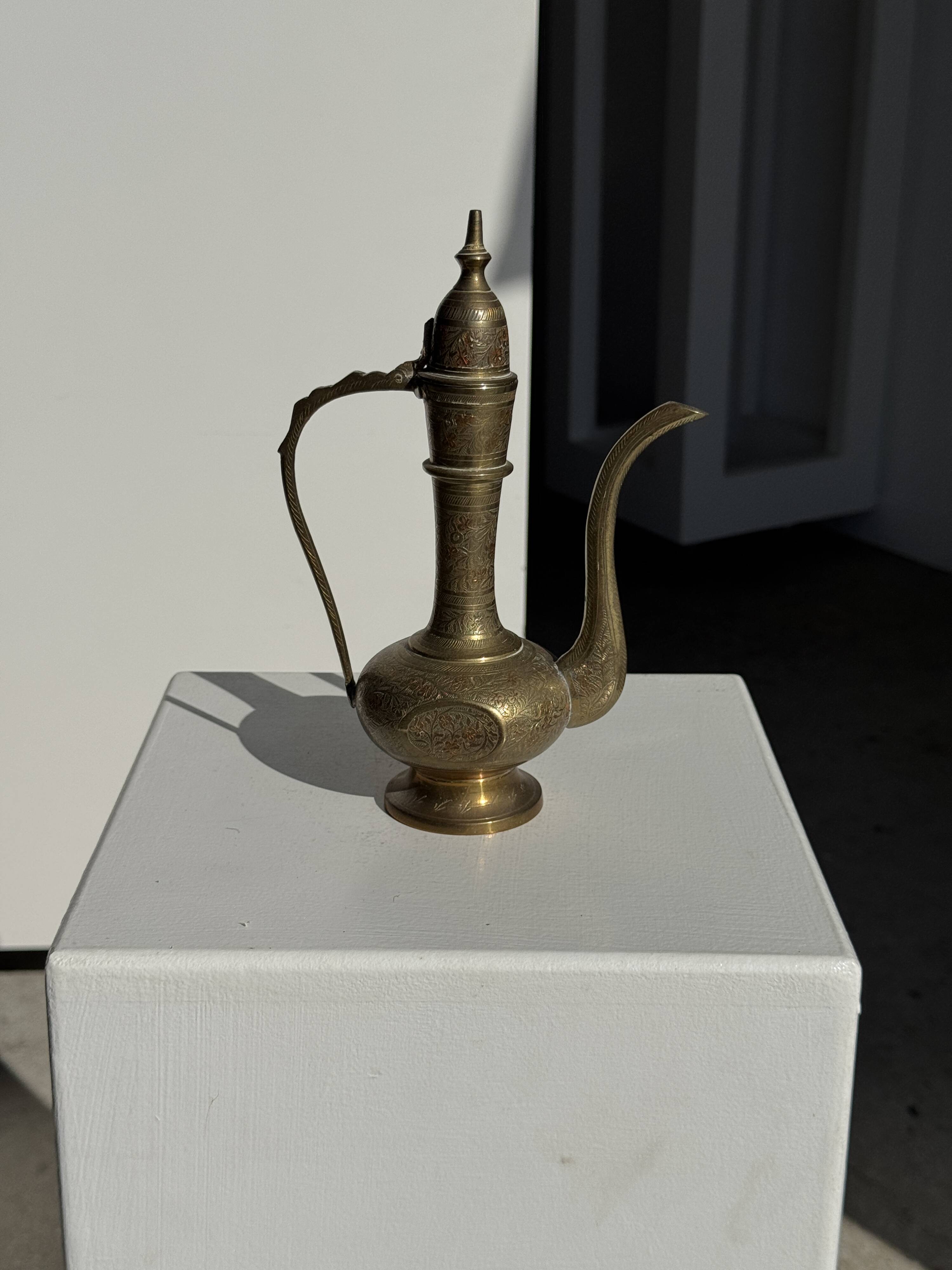 Verseuse gravée orientale en laiton doré H22