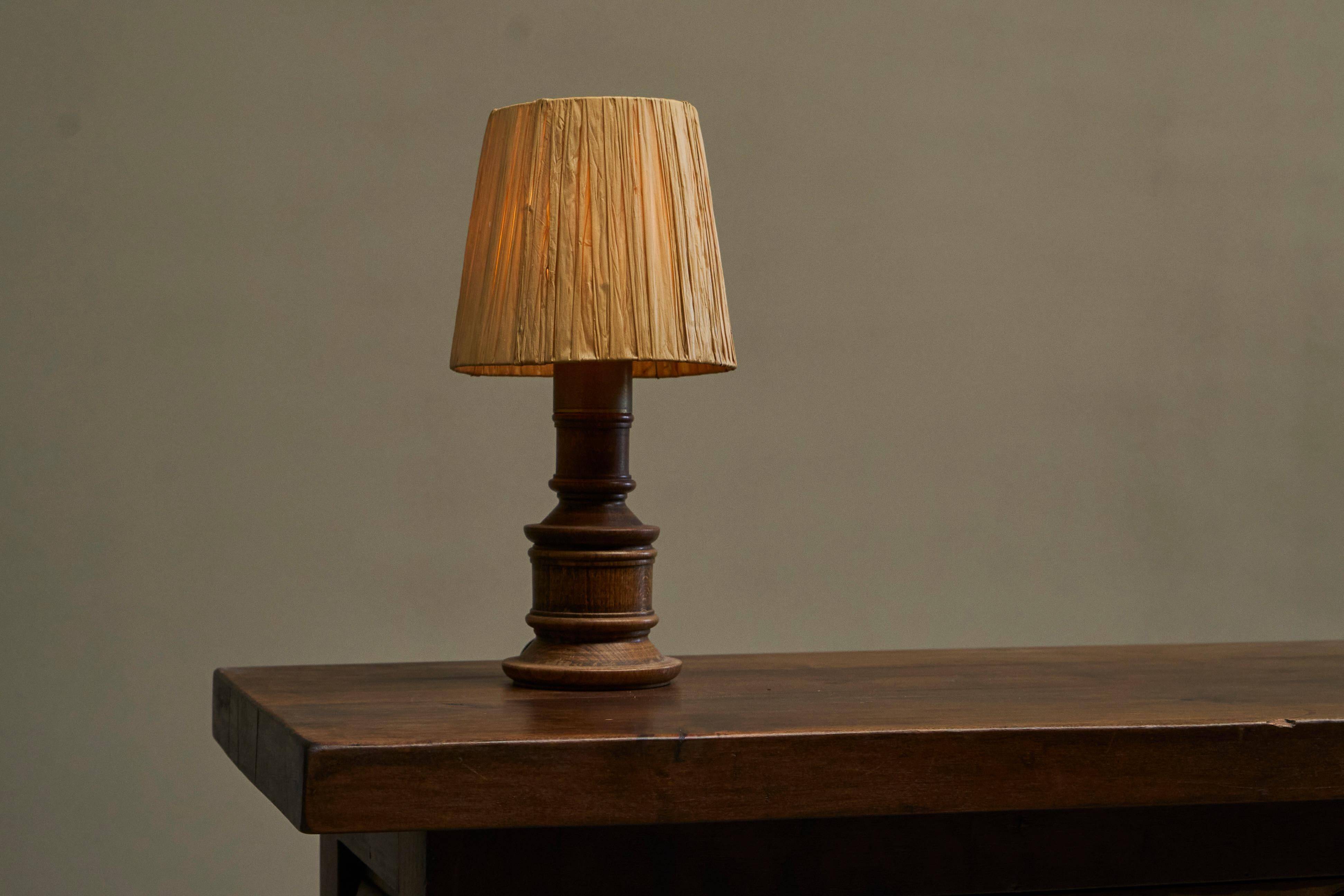 Mid-Century Accent Table Lamp in Solid Oak and Patinated Brass