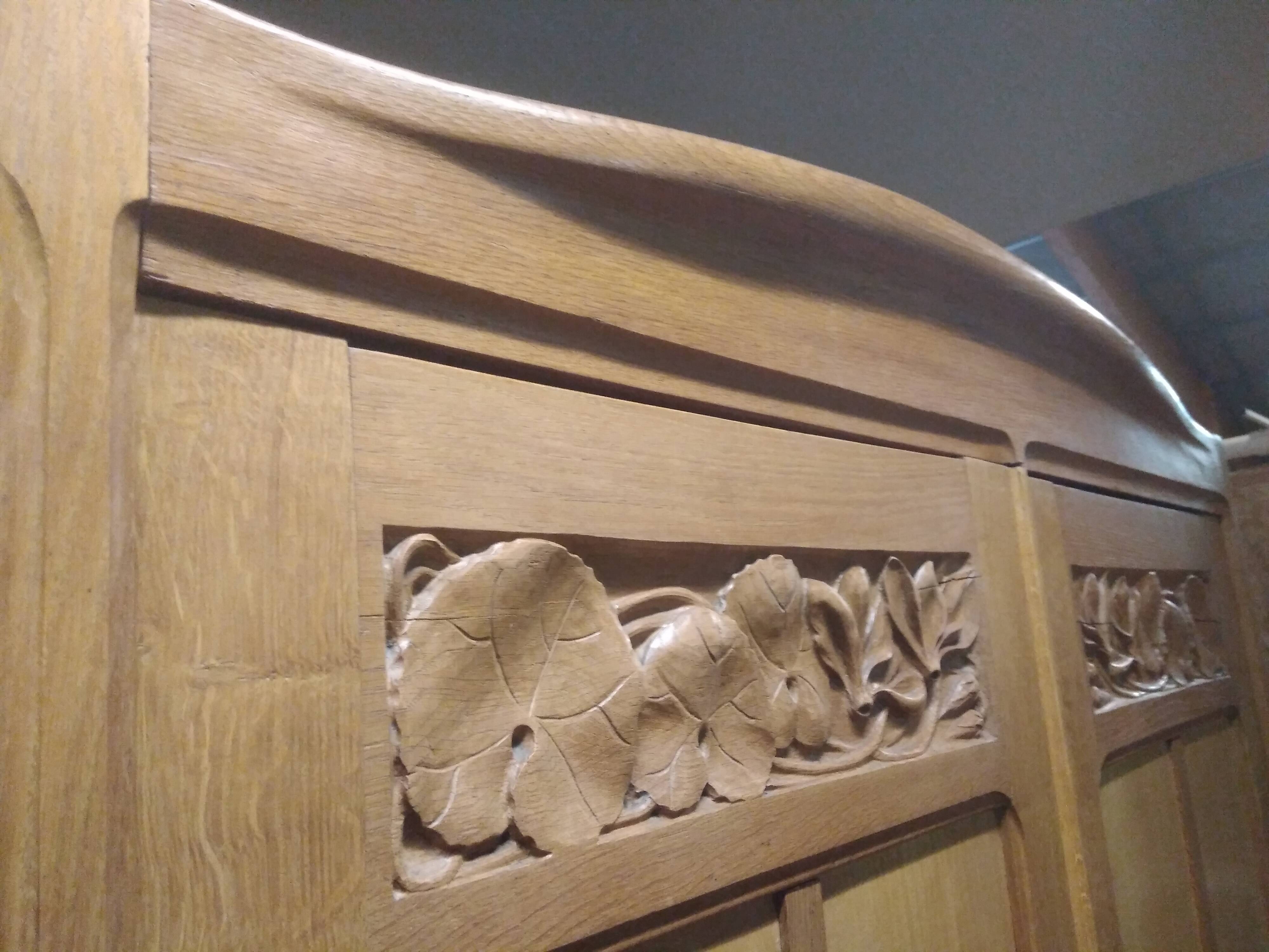 Former Parisian cabinet high in oak with pediment - 50s