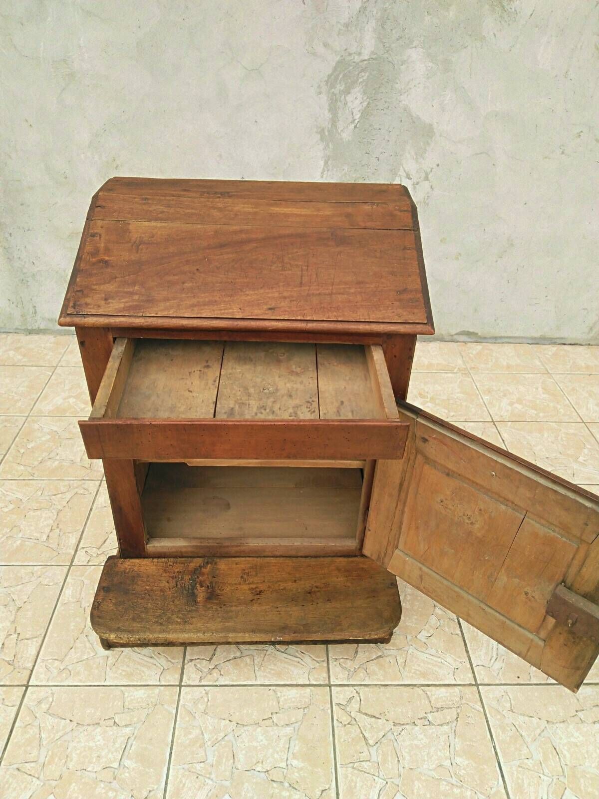Walnut desk from the early 19th century.