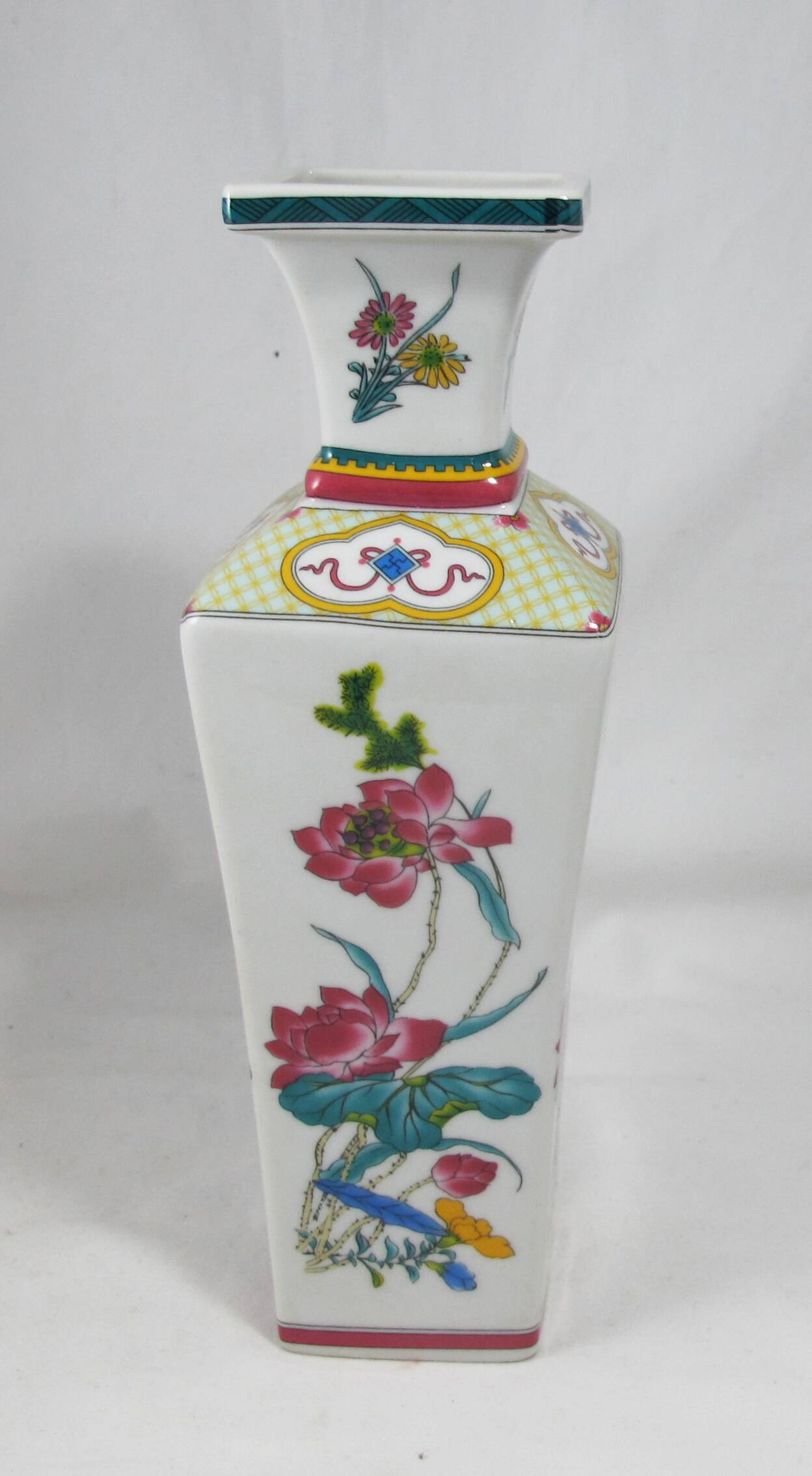 small famille rose vase in Chinese porcelain China