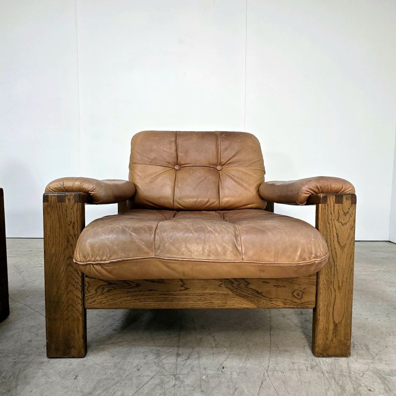 Joli salon composé d'une paire de fauteuils, d'un canapé en cuir havane et son ottoman