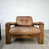 Joli salon composé d'une paire de fauteuils, d'un canapé en cuir havane et son ottoman