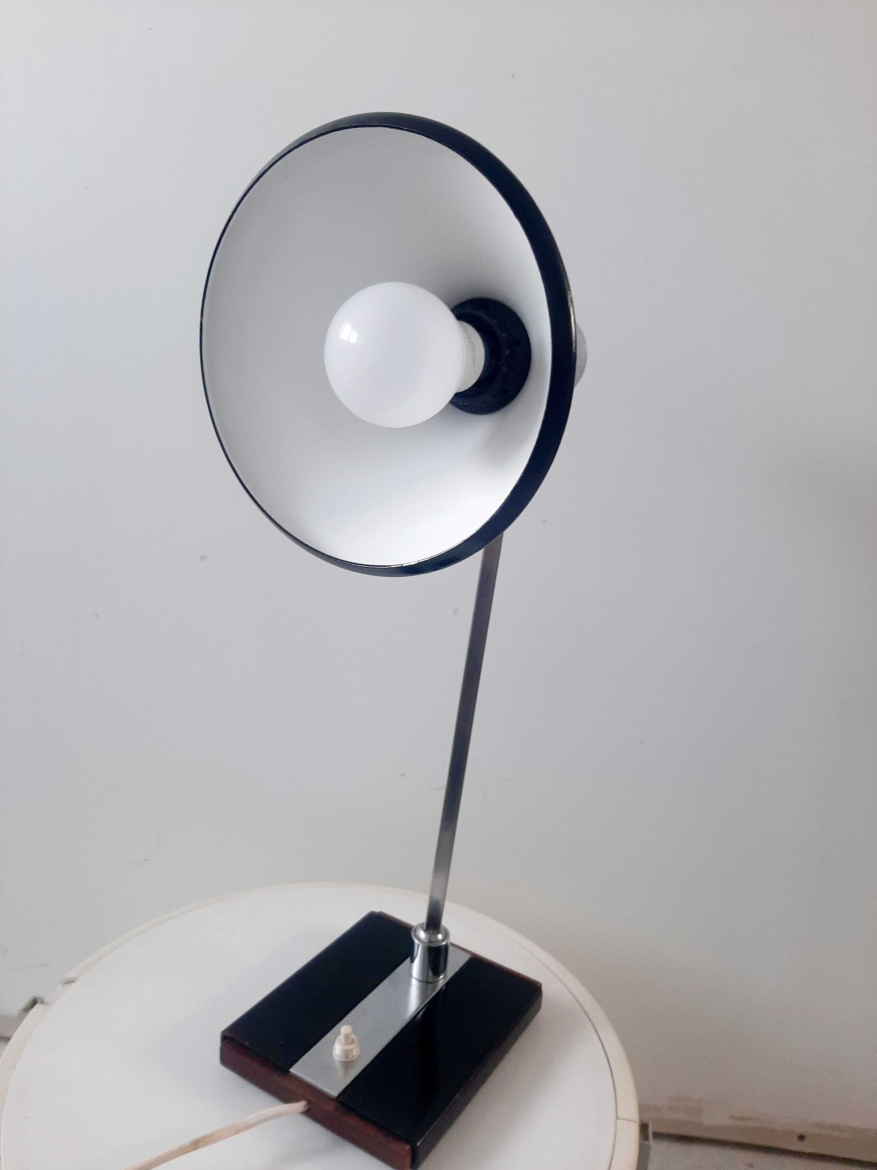 Articulated desk lamp in metal and wood