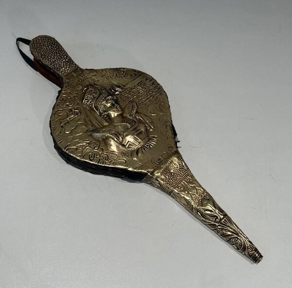 Soufflet de cheminée de style Louis XVI en laiton repoussé