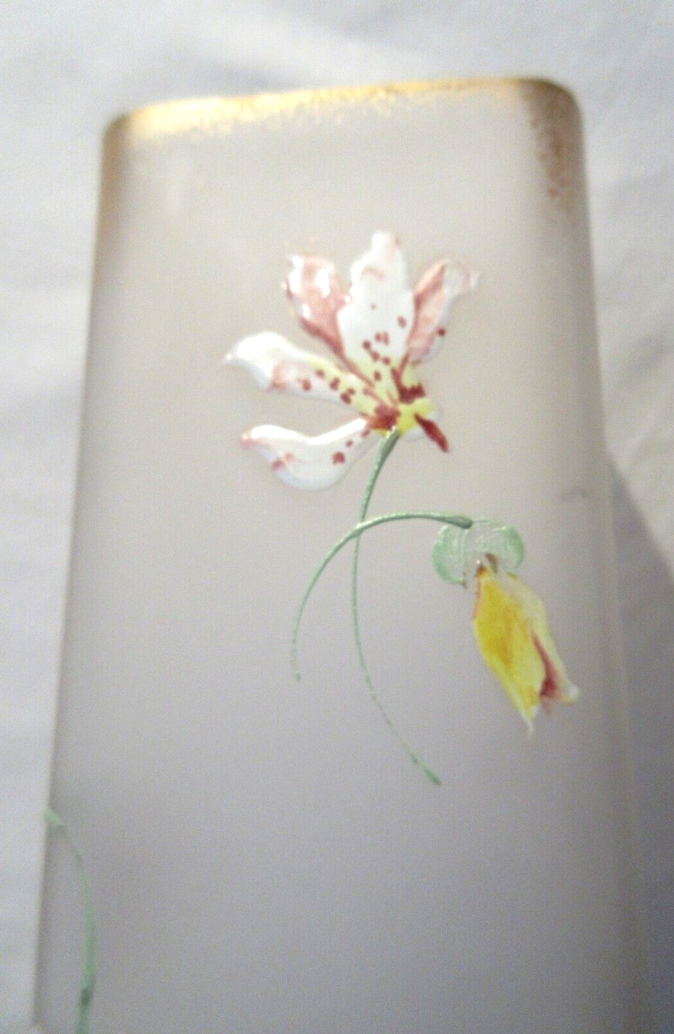 Vase haut et carré, pâte de verre opaque émaillée Legras d'un semis de fuchsia multicolores