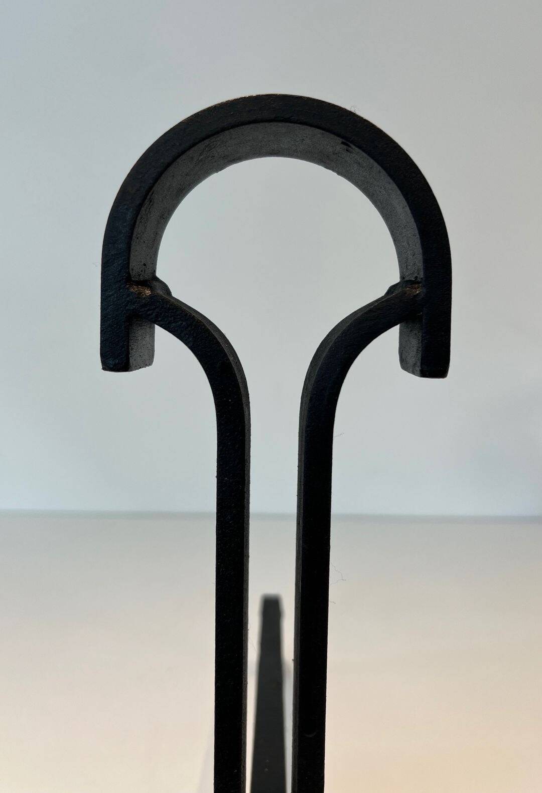 Paire de Chenets Modernistes en Fer Forgé à Finials en Goutte et Bases Évas