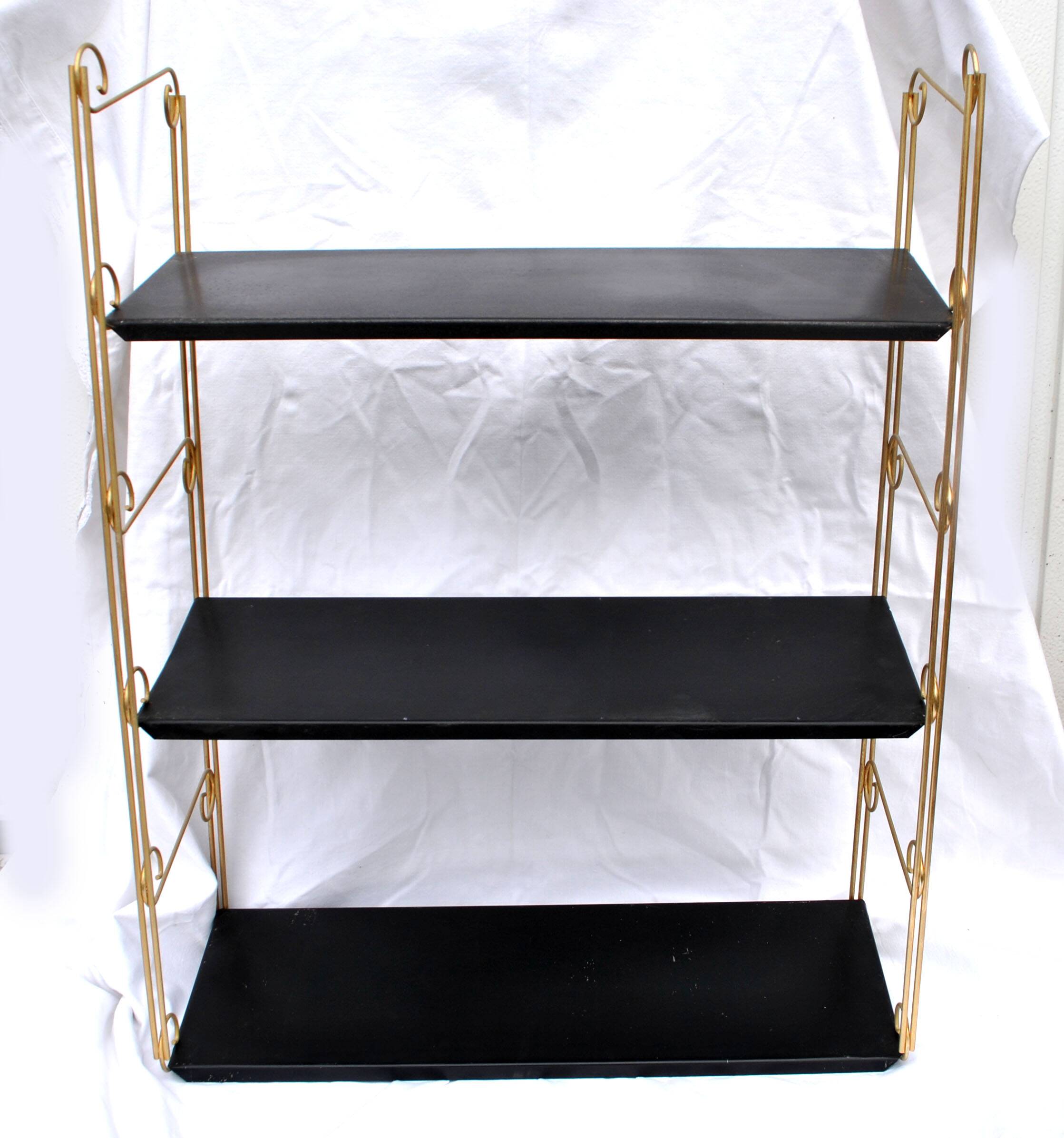 String modular shelf in gilded brass and black lacquered sheet metal Modernist DESIGN 1950-1960