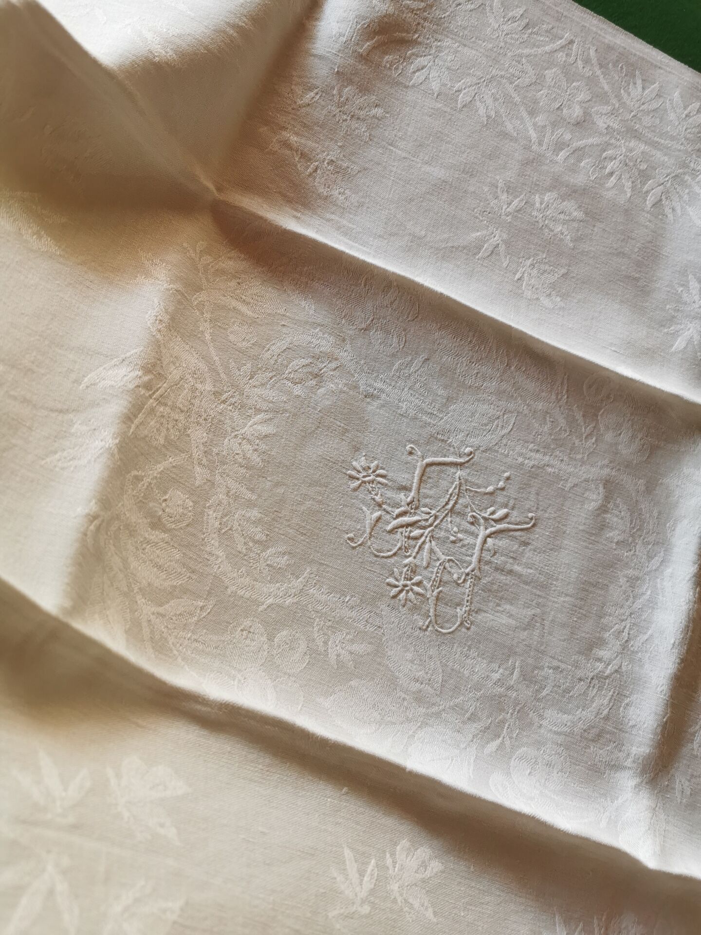 12 damask linen table napkins with an antique silk monogram from the 19th century.
