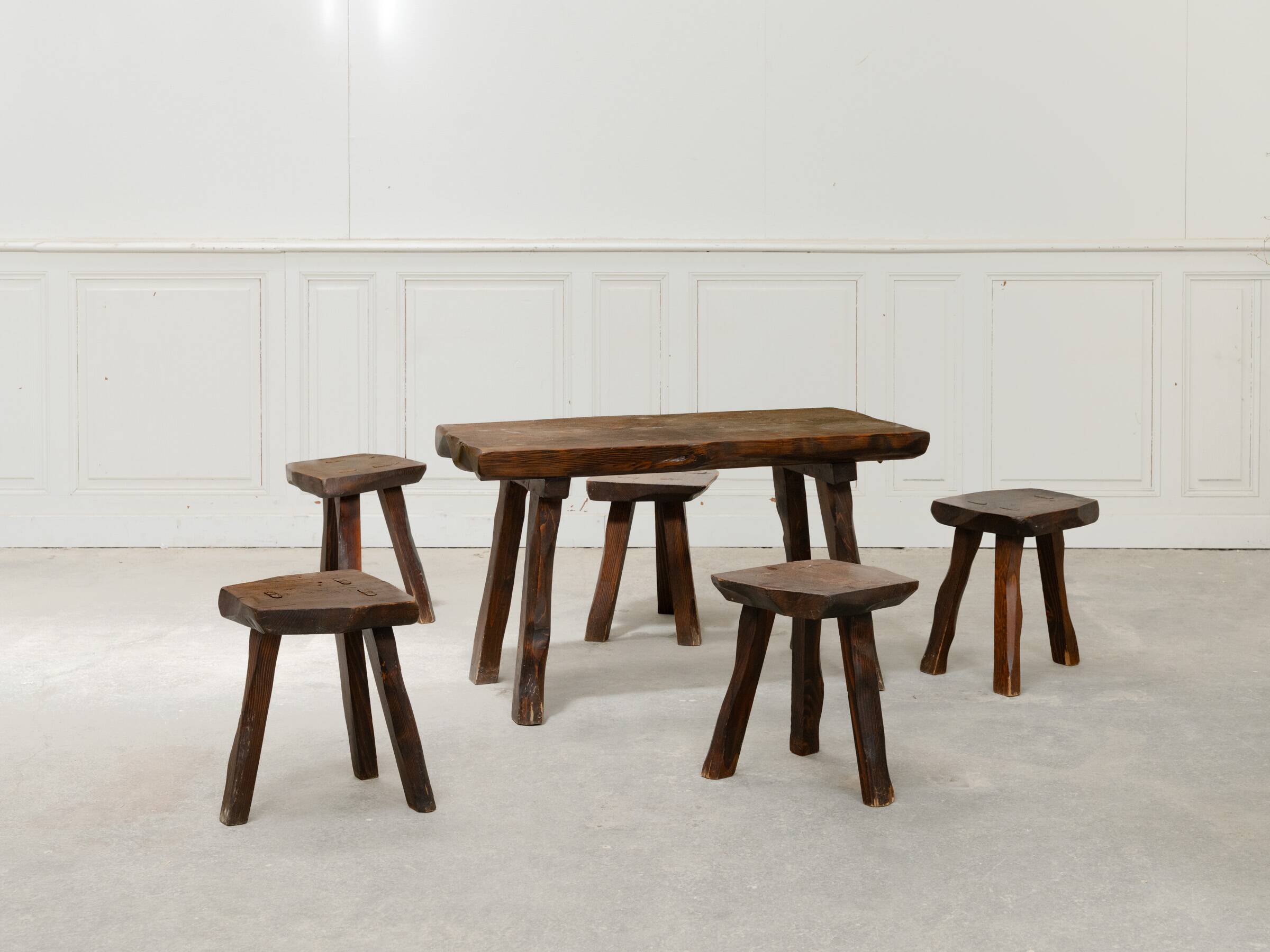 Ensemble table basse et tabourets brutaliste en pin noirci 1960