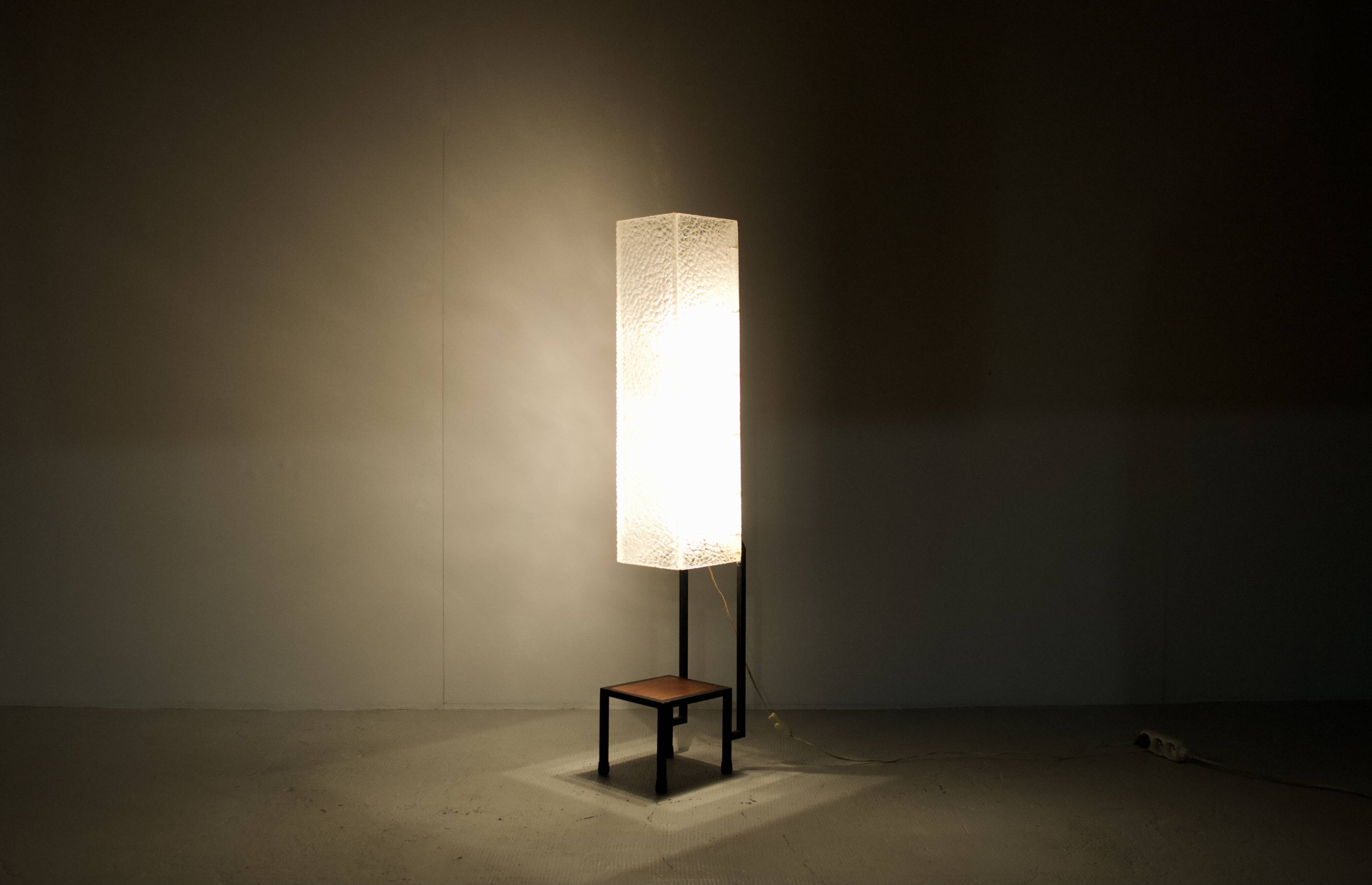 Lampadaire années 60' plastique moulé et acier laqué noir