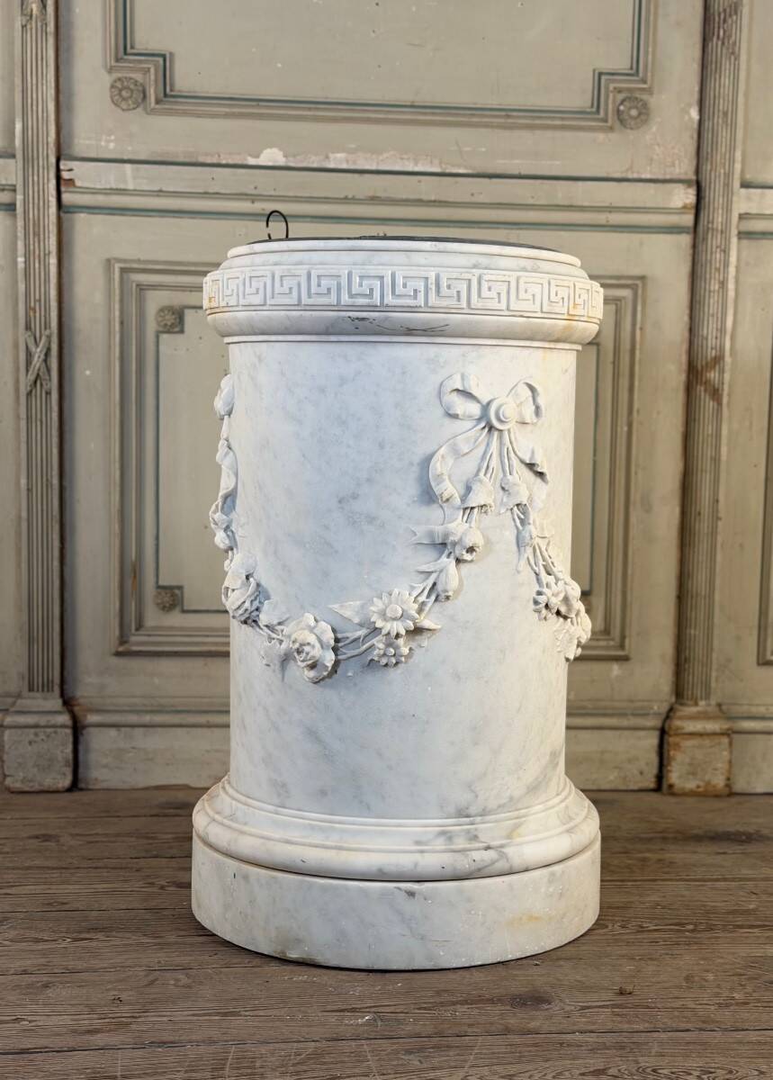 Carrara marble jardinière in Louis XVI style, circa 1880.