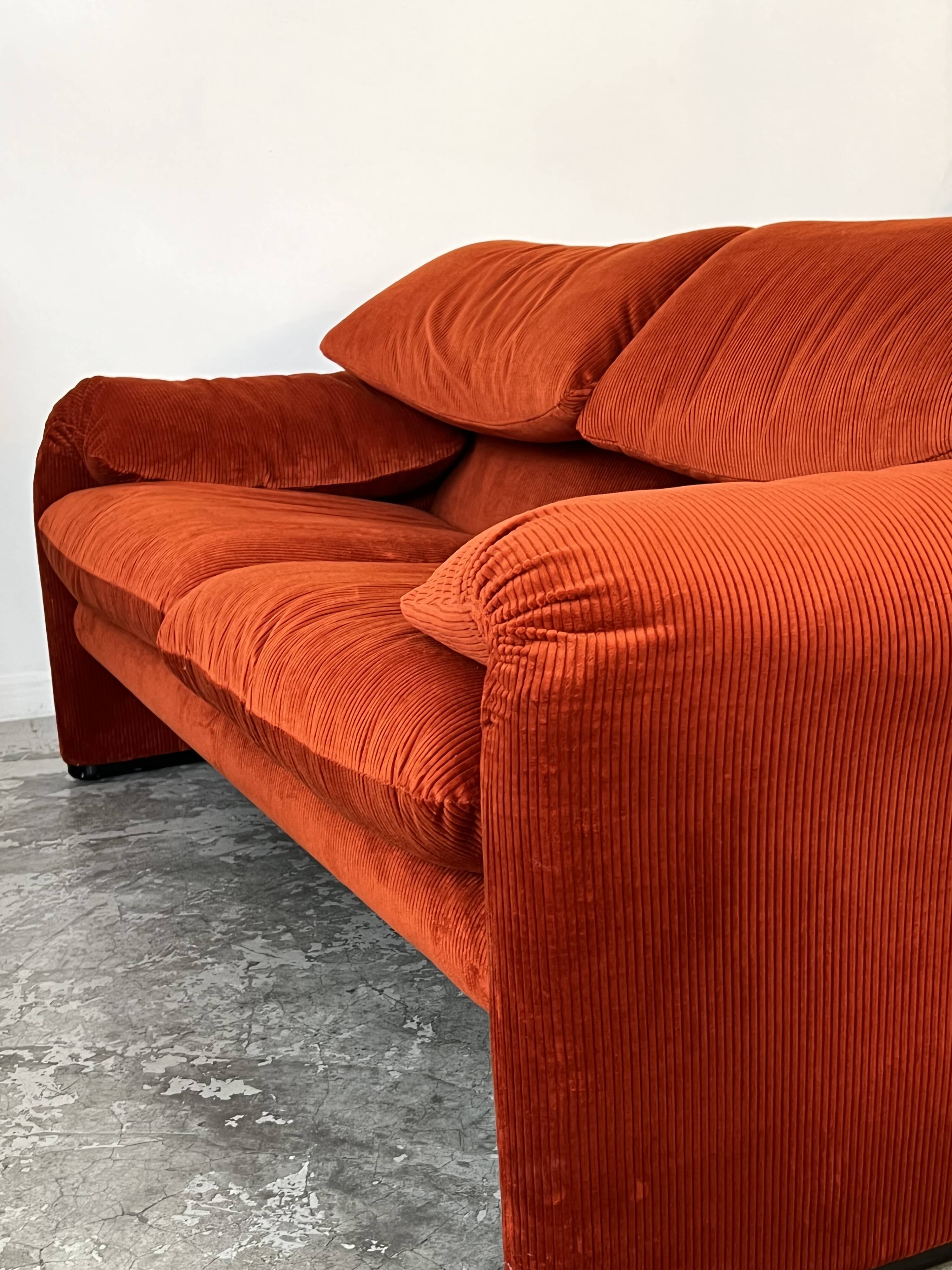 Maralunga 2-seater sofa by Vico Magistretti for Cassina Italy 1973