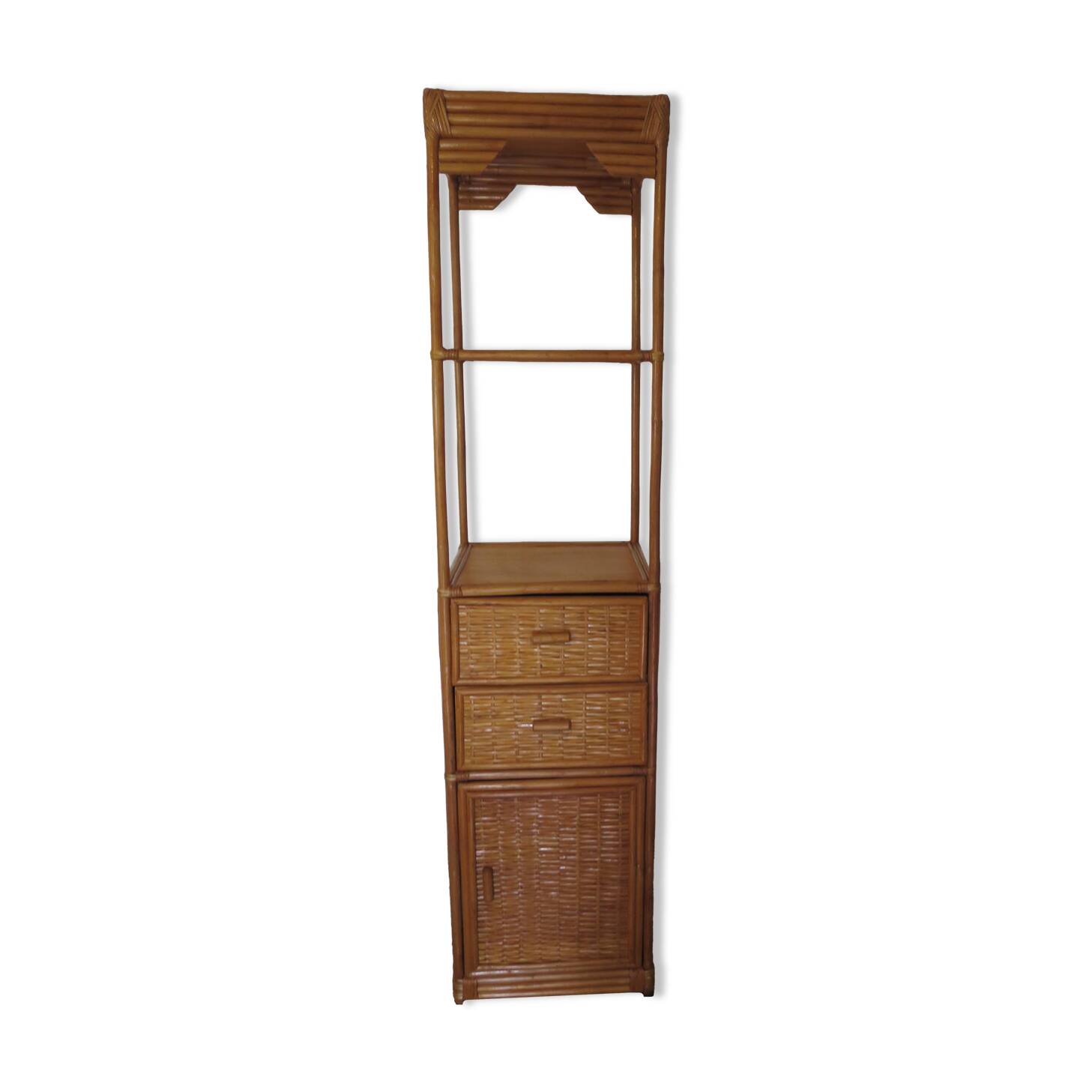 Storage column, wooden bookshelf and woven rattan.
