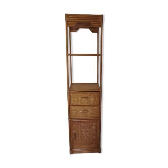 Colonne de rangement, bibliothèque en bois et rotin tressé