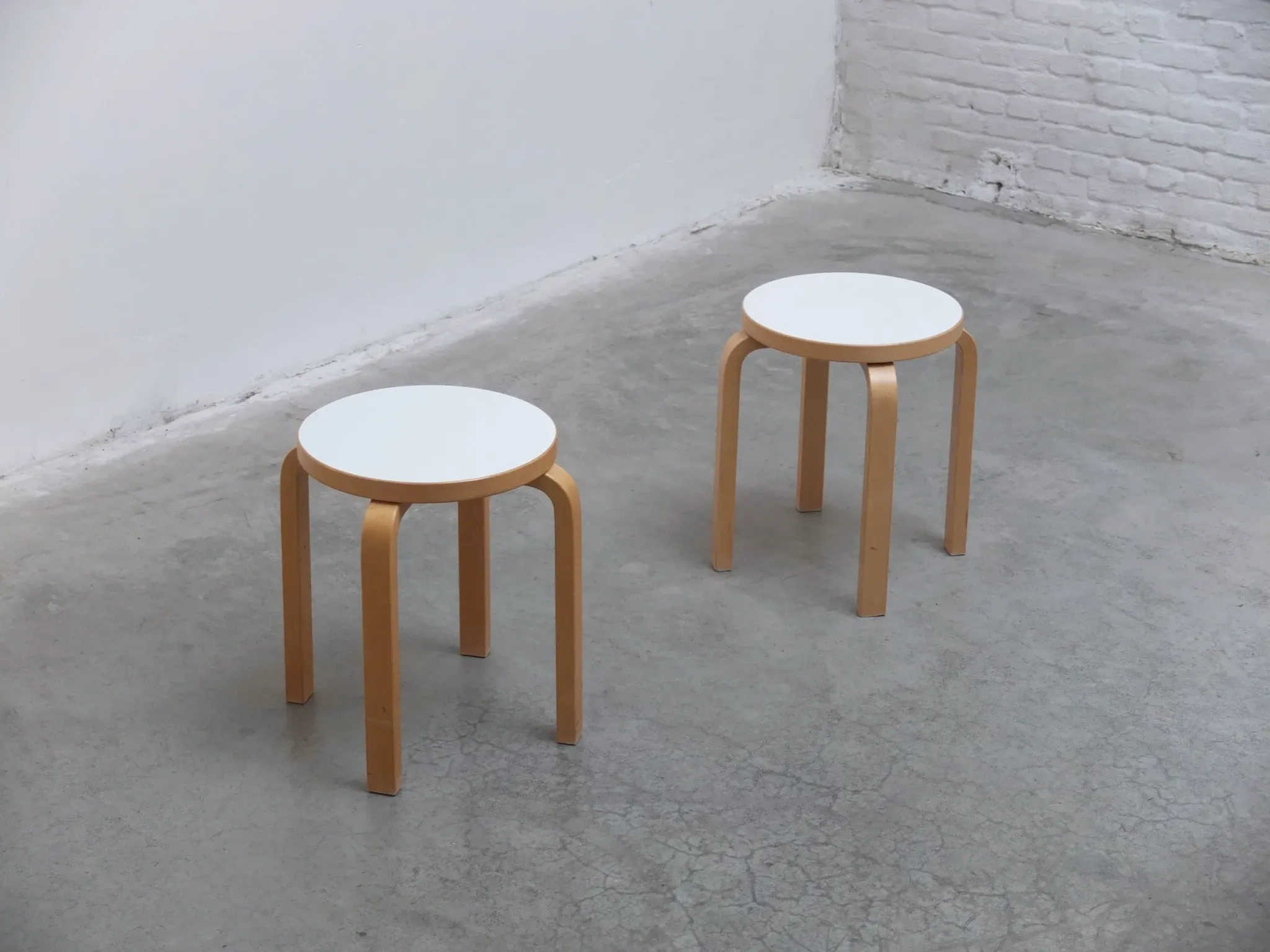 Paire de tabourets 'E60' par Alvar Aalto pour Artek, 1933