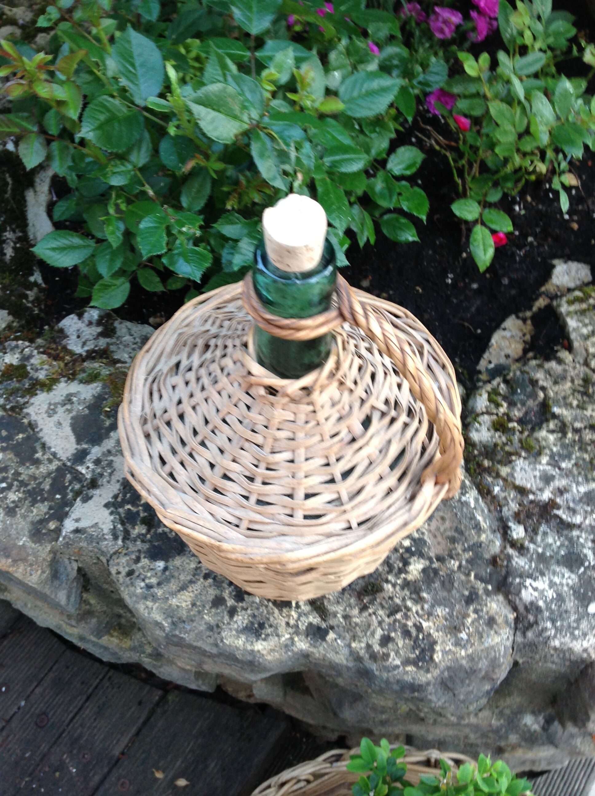 Bonbonne verte avec habillage en osier années 60/70