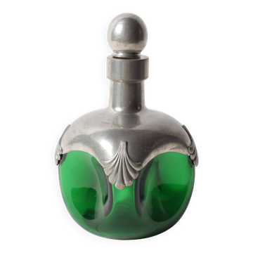 Carafe en verre vert Art Nouveau avec éléments en étain / France / années 1960
